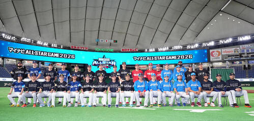 全セ対全パ　集合写真に納まる全パの選手たち（撮影・鈴木みどり）