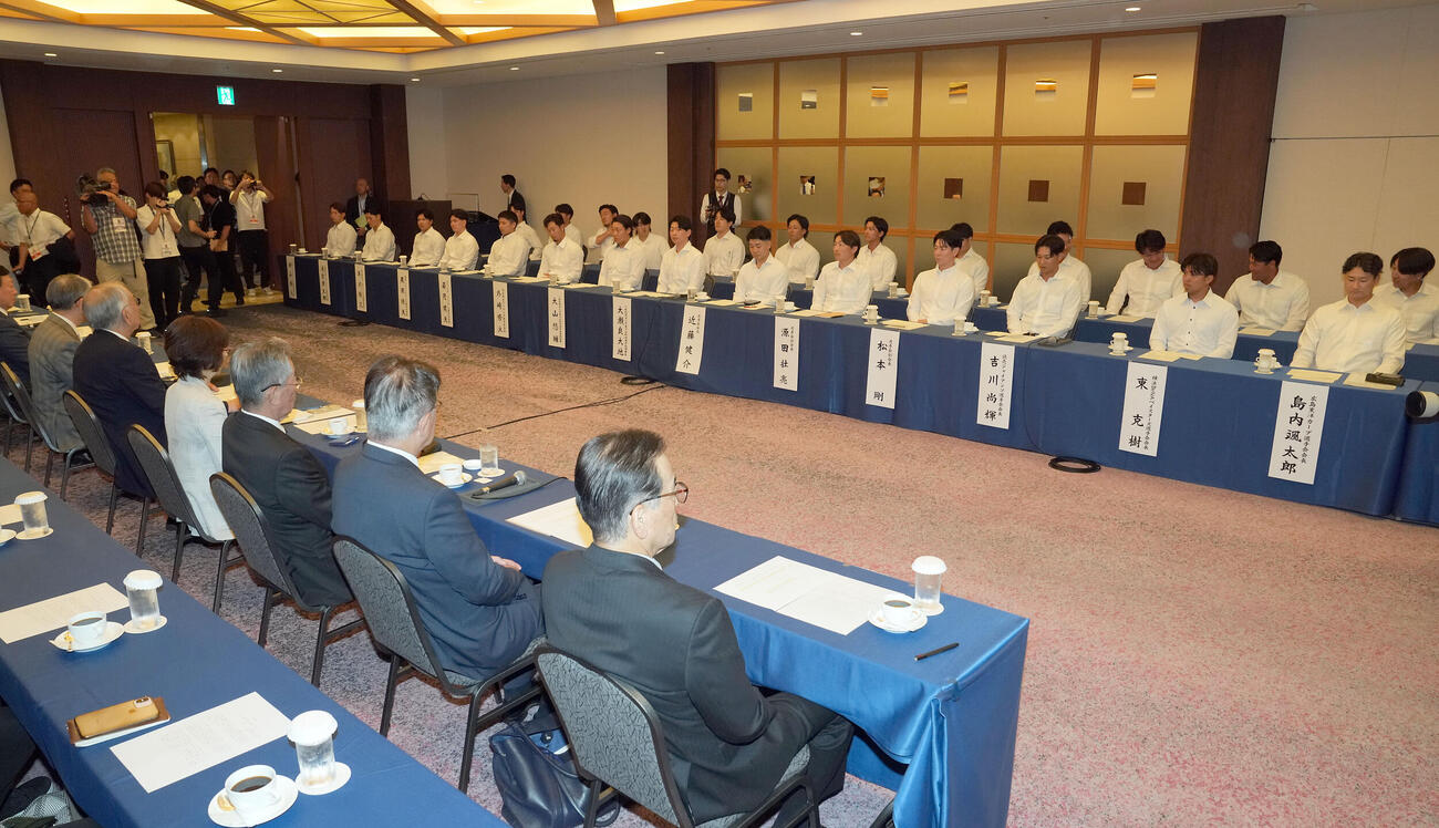 プロ野球12球団のオーナーと会談を行った日本プロ野球選手会（撮影・たえ見朱実）