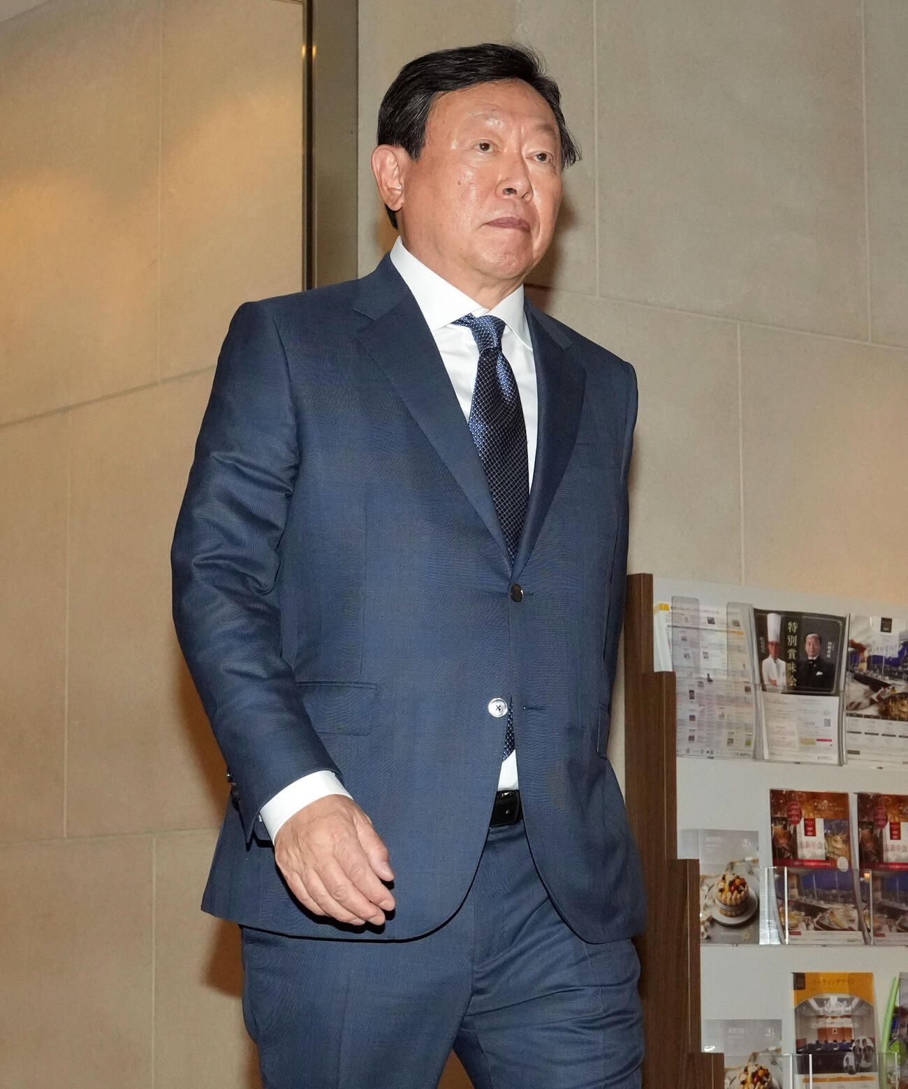 会場入りする重光昭夫オーナー（撮影・たえ見朱実）