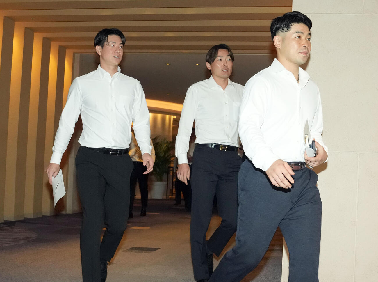 会場入りする近藤健介選手会会長。後方左から松本剛副会長、源田壮亮副会長（撮影・たえ見朱実）