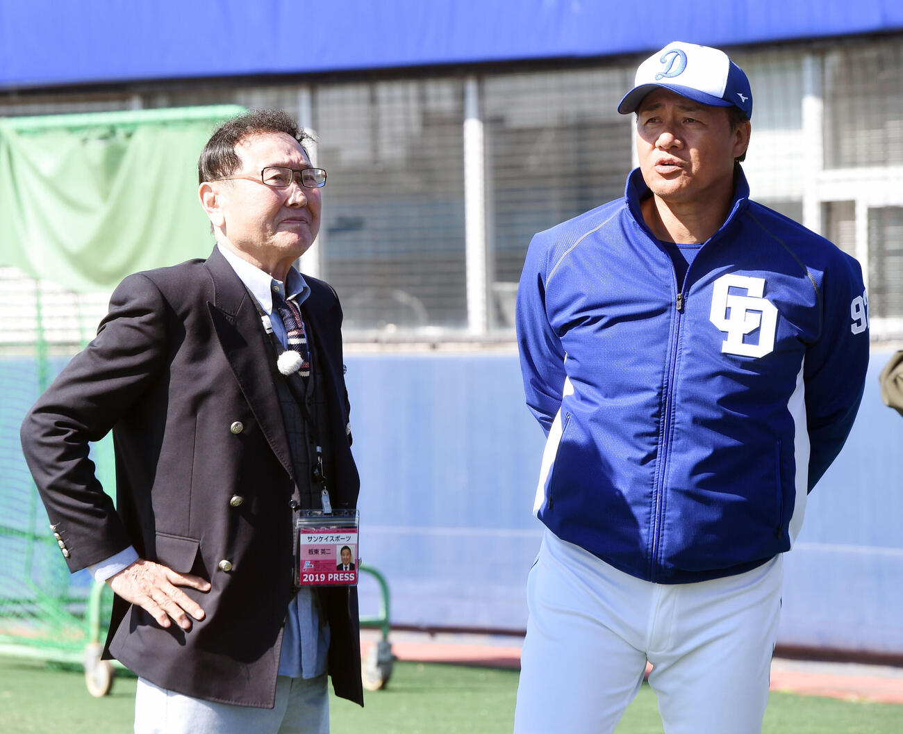 中日与田監督（右）と話す板東英二さん（2019年3月7日撮影）