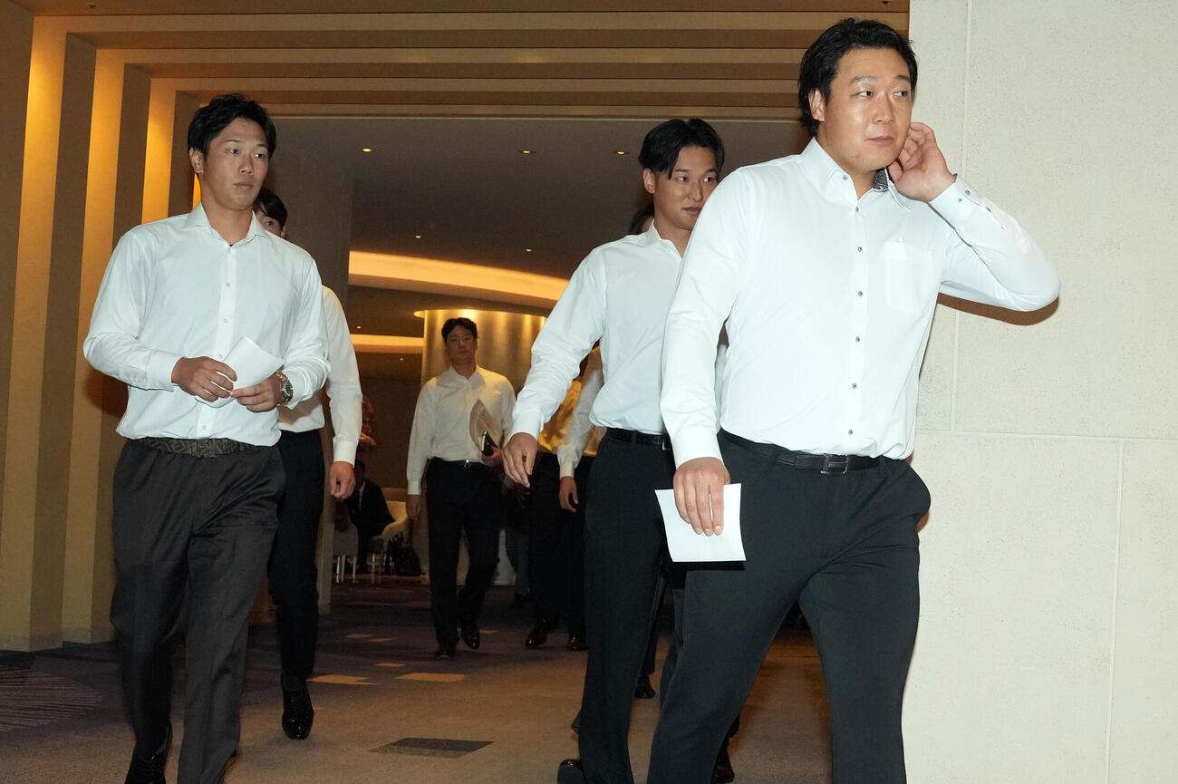 会場入りする、左から古賀優大、吉川尚輝、大山悠輔（撮影・たえ見朱実）