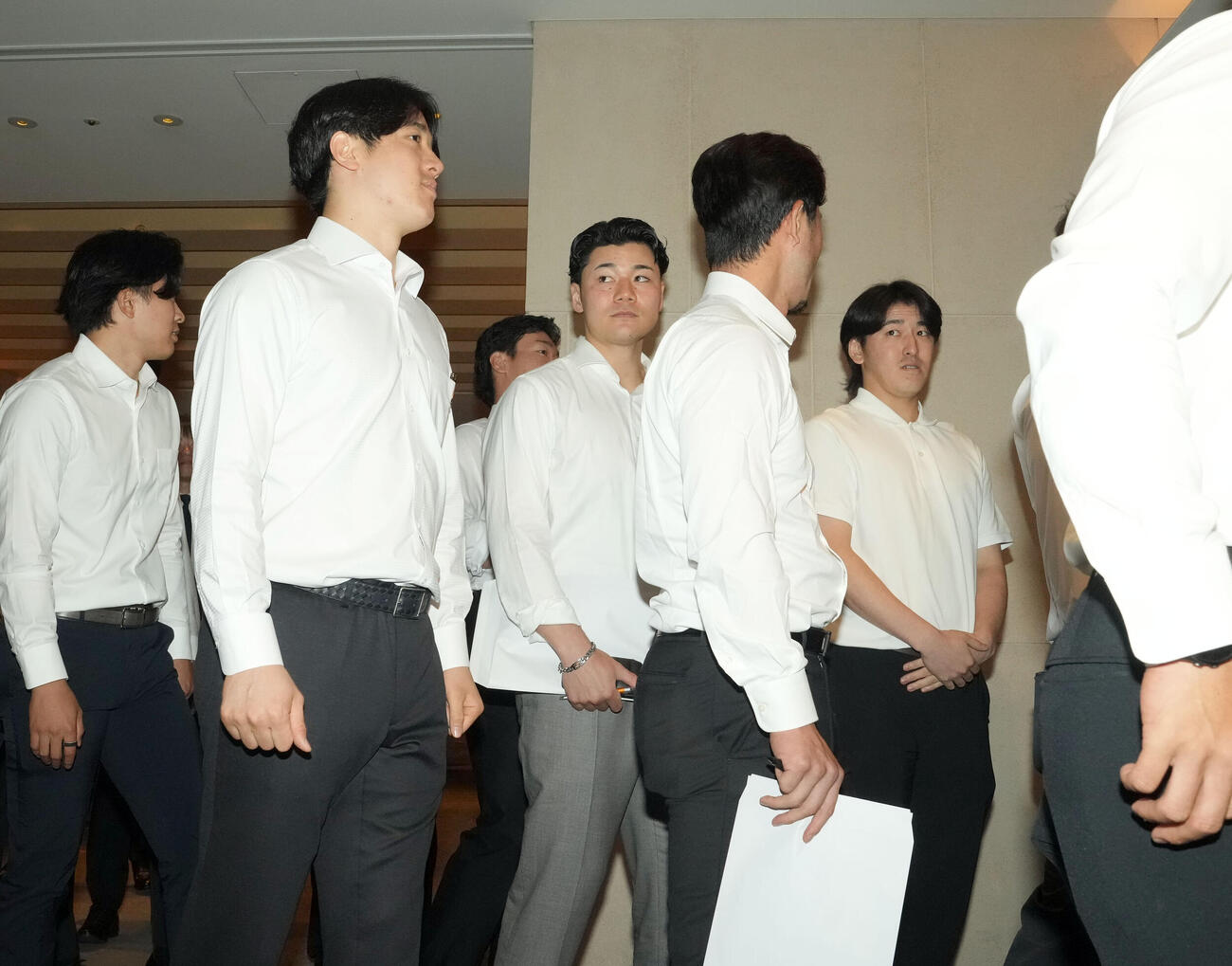 会場入りする清宮幸太郎（撮影・たえ見朱実）
