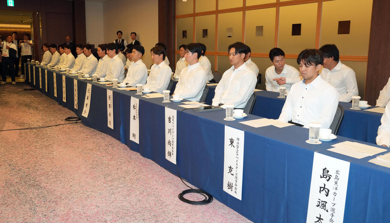 プロ野球12球団のオーナーとの会談に臨む選手会（撮影・たえ見朱実）