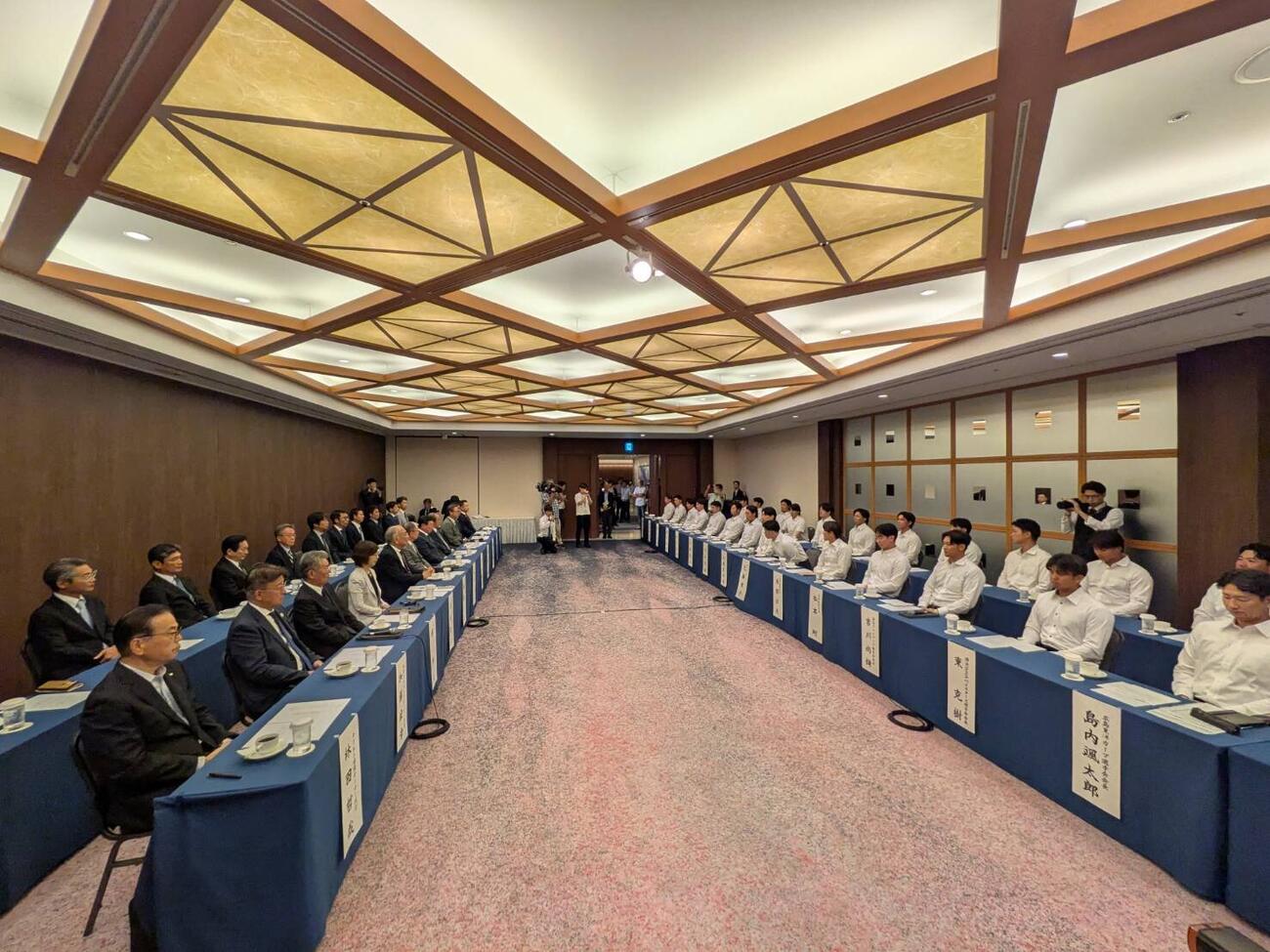 都内のホテルでオーナーと選手会による史上初の公式会談が始まる