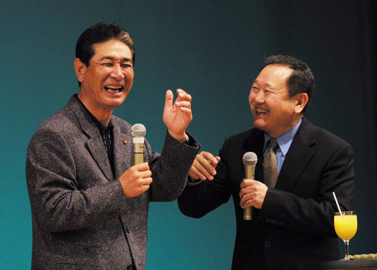 テレビ番組で板東英二さんの絶妙な突っ込みに額に手を当てて笑う星野仙一さん（2002年3月撮影）
