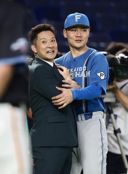 球宴】日本ハム清宮幸太郎と巨人田中瑛斗が“再会” グラウンドで仲良く