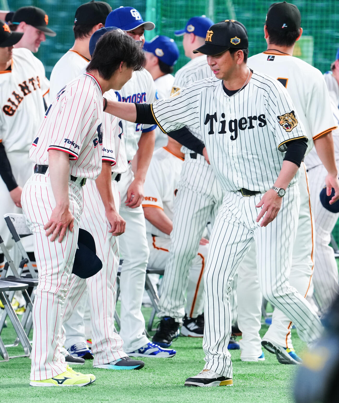 全セ対全パ　ヤクルト長岡秀樹（左）に声をかける阪神藤川球児監督（撮影・鈴木みどり）