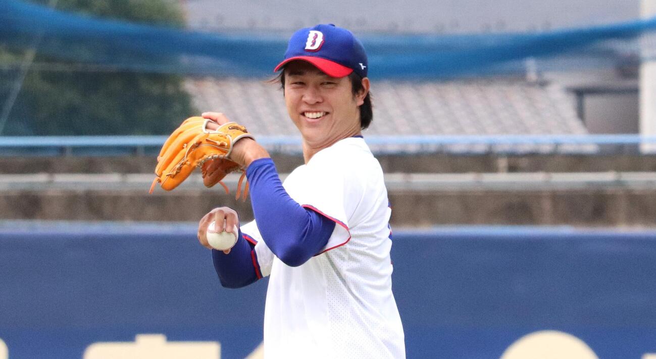 投手練習で笑顔をみせる中日高橋宏斗