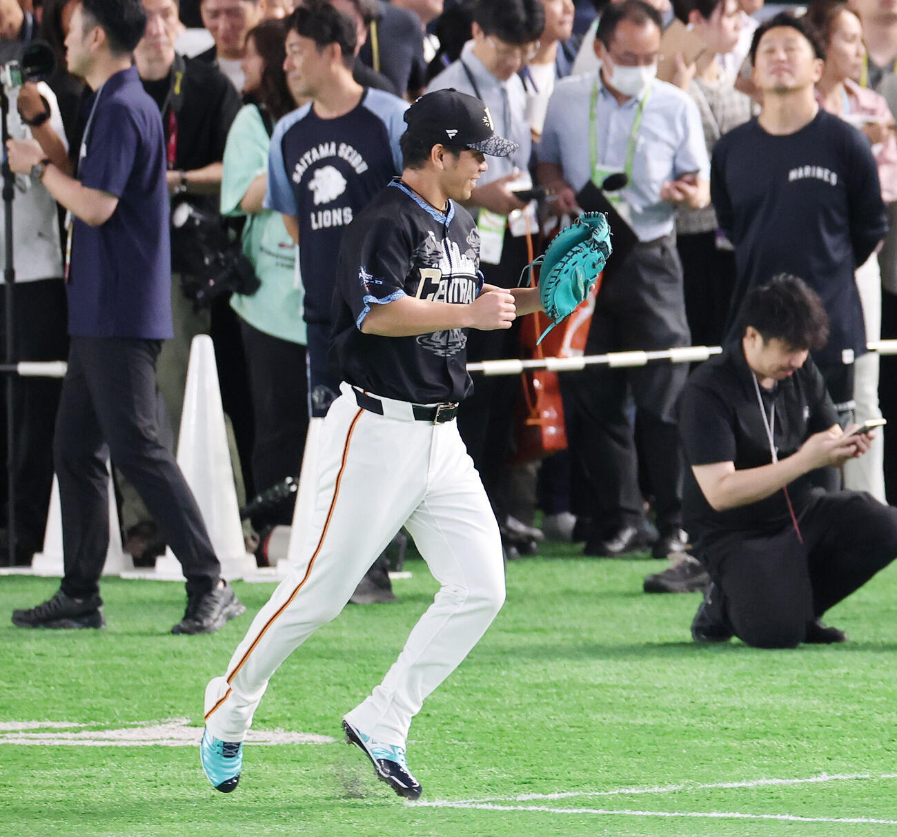全セ対全パ　試合前練習でつまずく巨人大城卓三（撮影・宮地輝）