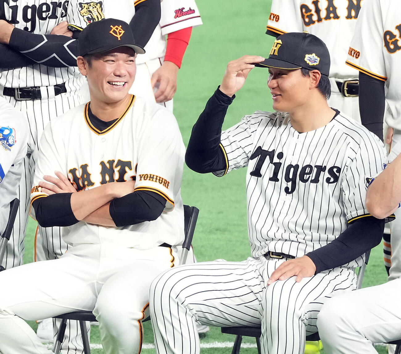 マイナビオールスター20226　第1戦　記念撮影で笑顔を見せる巨人坂本勇人（左）と阪神森下翔太（撮影・たえ見朱実）