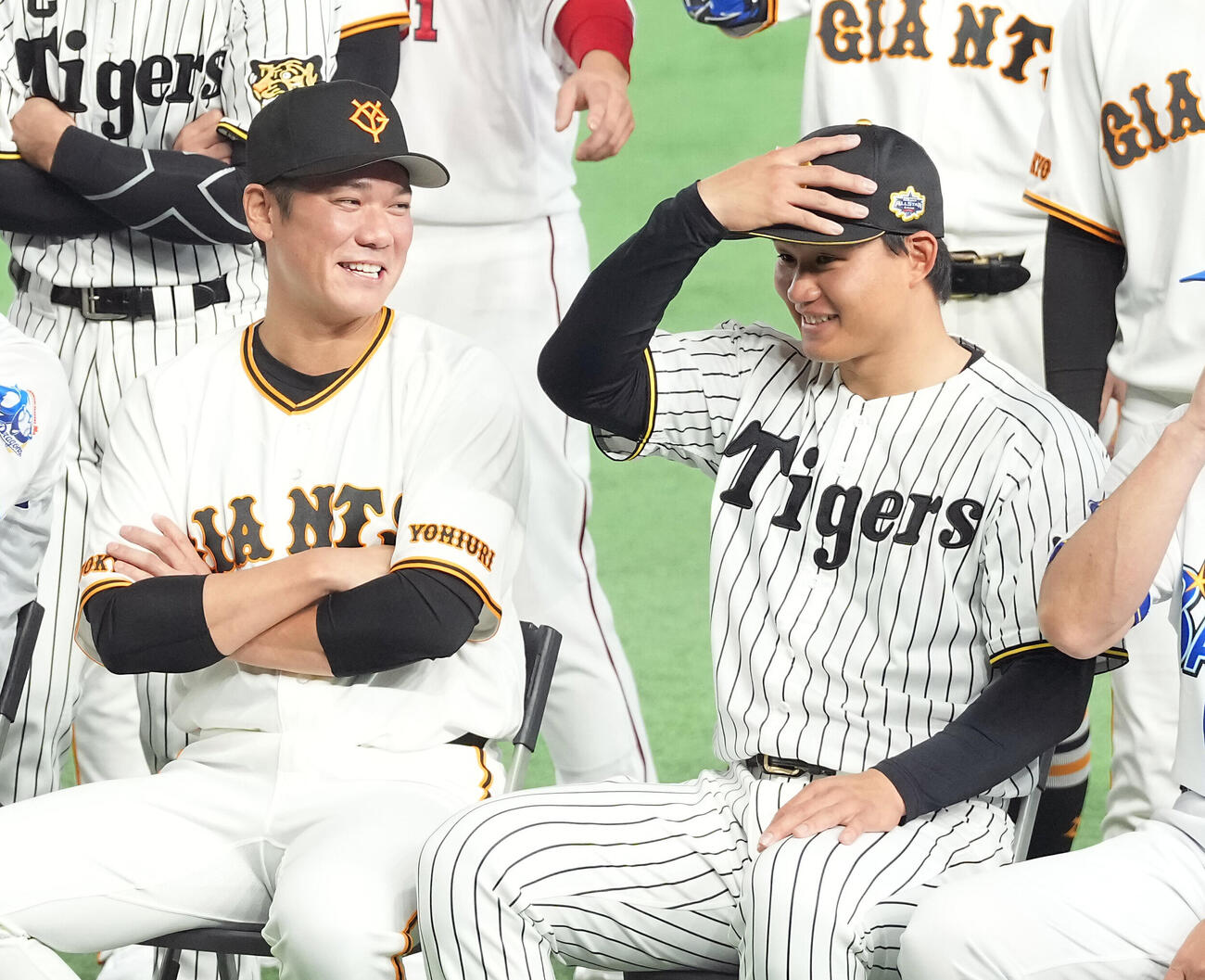マイナビオールスター20226　第1戦　記念撮影で笑顔を見せる巨人坂本勇人（左）と阪神森下翔太（撮影・たえ見朱実）