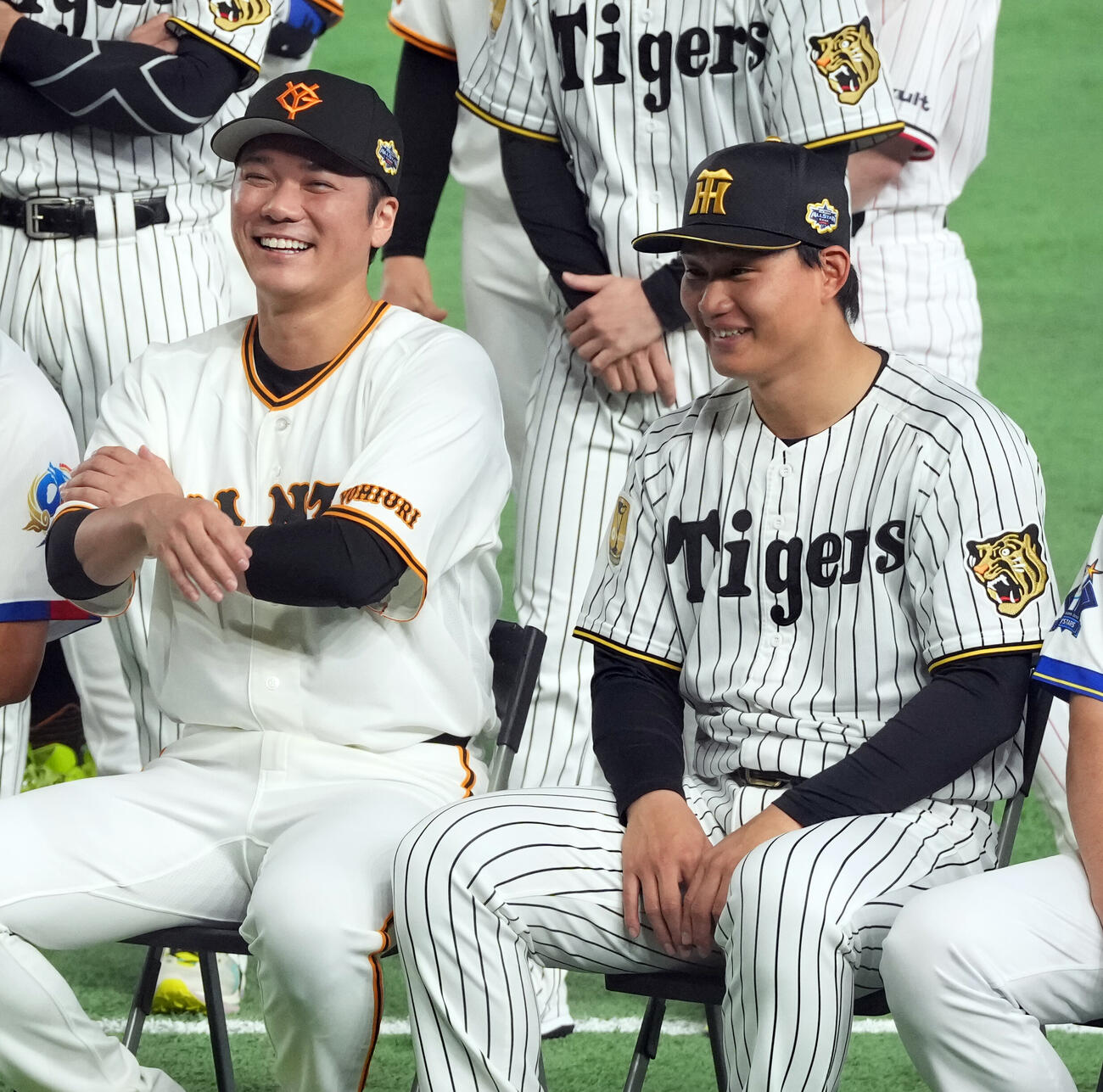 マイナビオールスター20226　第1戦　記念撮影で笑顔を見せる巨人坂本勇人（左）と阪神森下翔太（撮影・たえ見朱実）