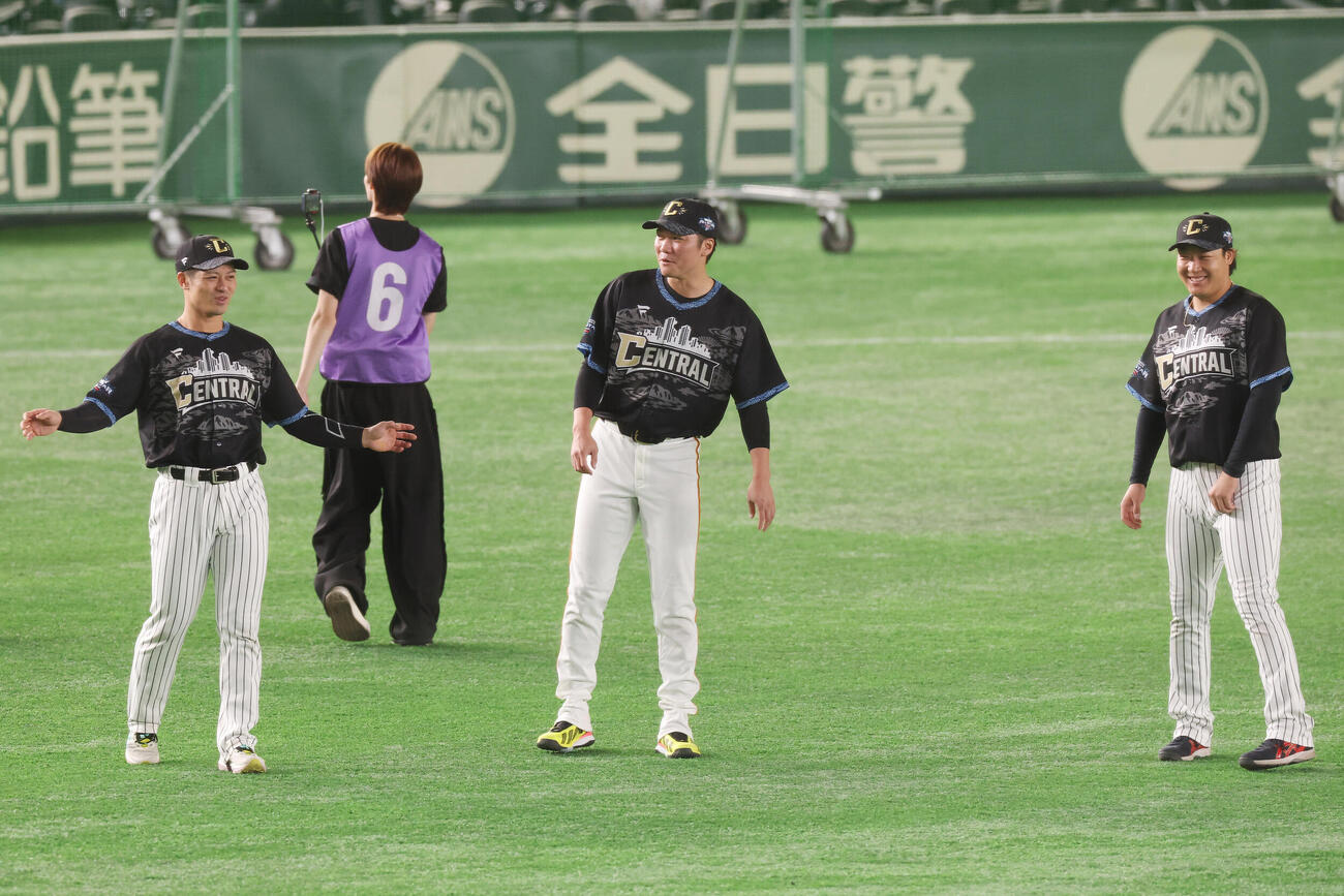 全セ対全パ　試合前練習に臨む巨人坂本勇人（中央）と阪神坂本誠志郎（左）と大山悠輔（撮影・宮地輝）