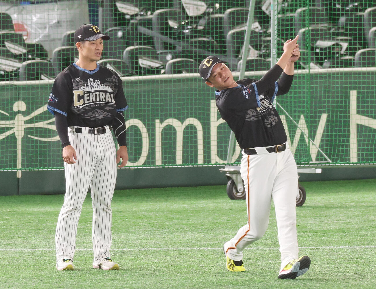 全セ対全パ　試合前、言葉を交わす阪神坂本誠志郎（左）と巨人坂本勇人（撮影・宮地輝）
