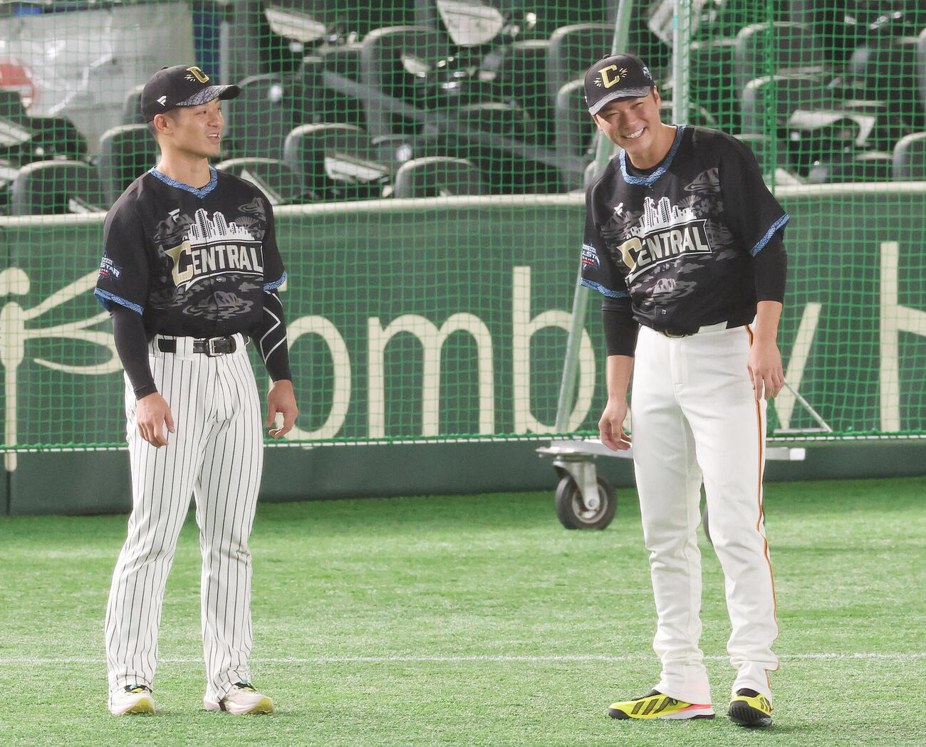 全セ対全パ　試合前、談笑する阪神坂本誠志郎（左）と巨人坂本勇人（撮影・宮地輝）