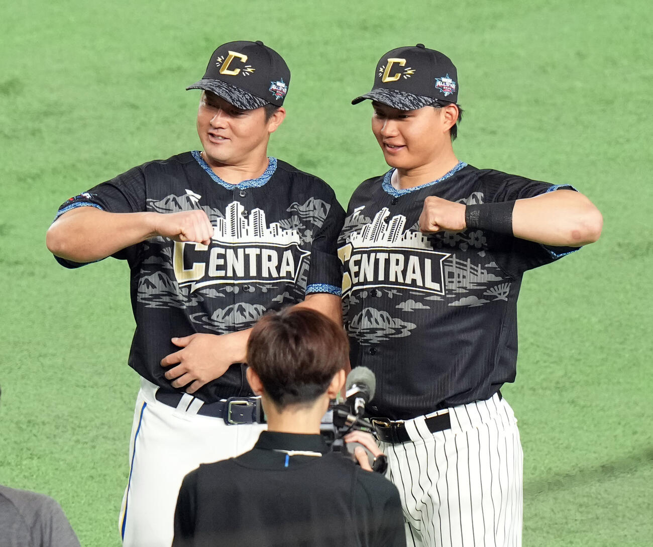 マイナビオールスター20226　第1戦　DeNA牧秀悟（左）とポーズを決める阪神と森下翔太（撮影・たえ見朱実）