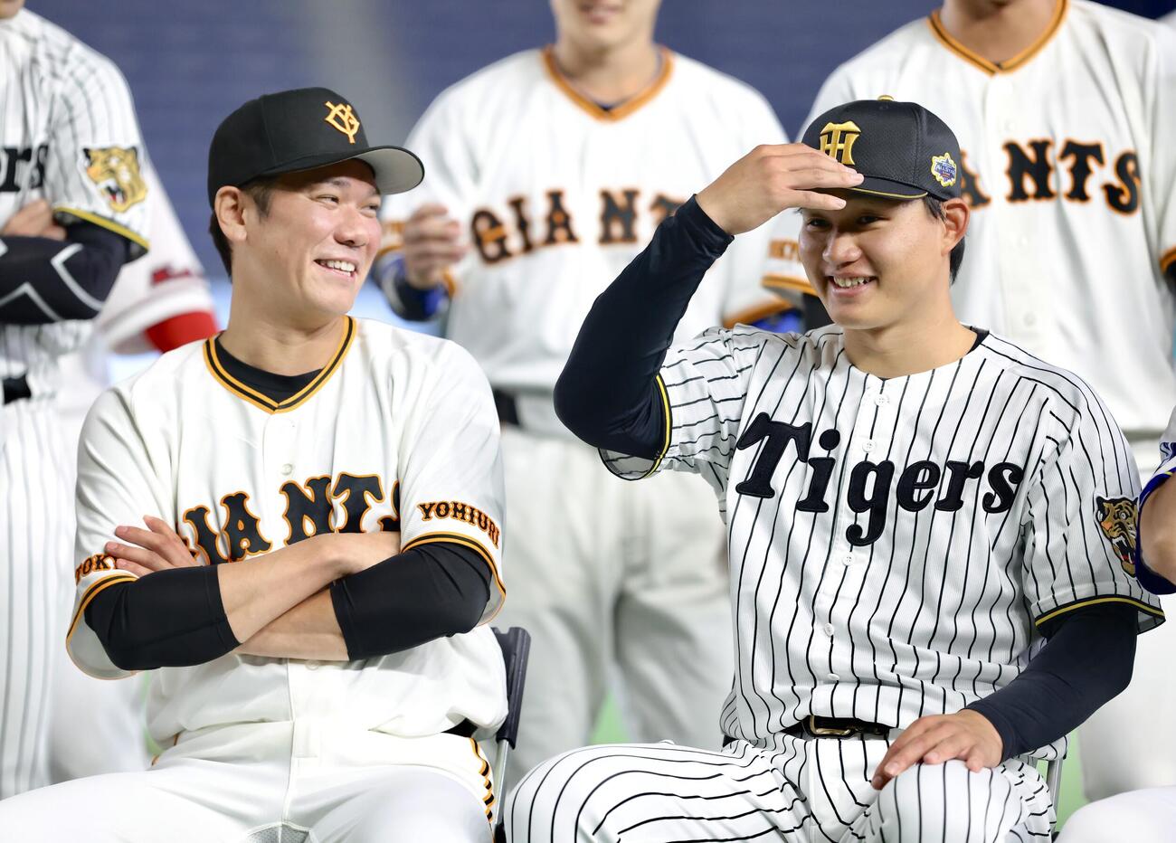 全セ対全パ　試合前、言葉を交わす巨人坂本勇人（左）と阪神森下翔太（撮影・河田真司）