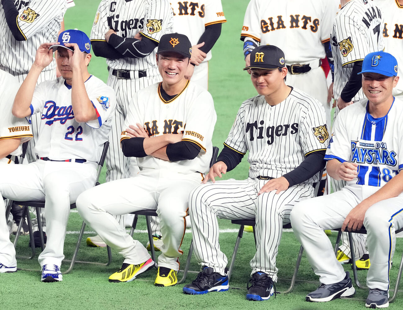 マイナビオールスター20226　第1戦　記念撮影で笑顔を見せる巨人坂本勇人（左）と阪神森下翔太（撮影・たえ見朱実）