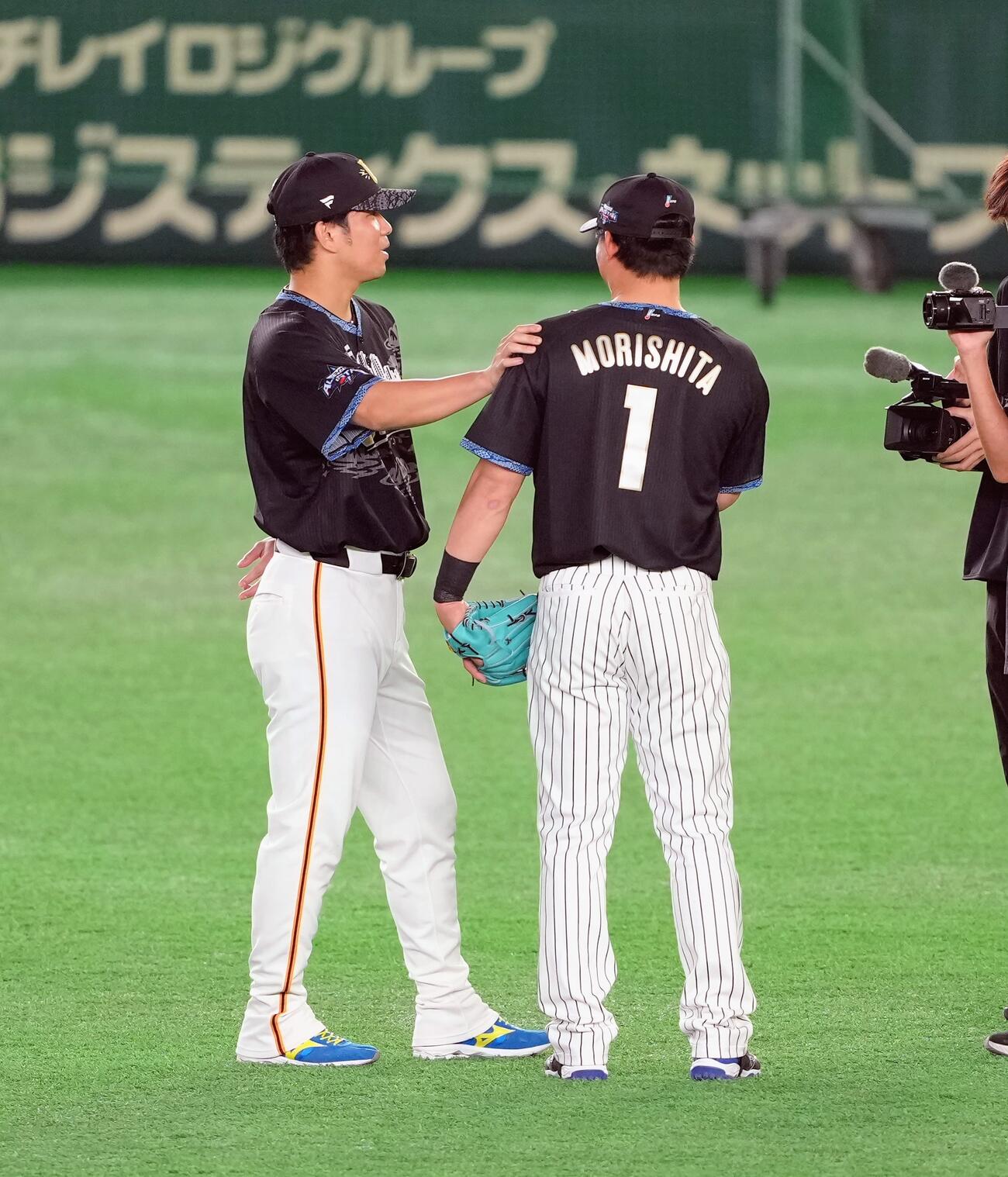 マイナビオールスターゲーム2026　第1戦　全セ対全パ　試合前、談笑する巨人大城卓三（左）と阪神森下翔太（撮影・足立雅史）
