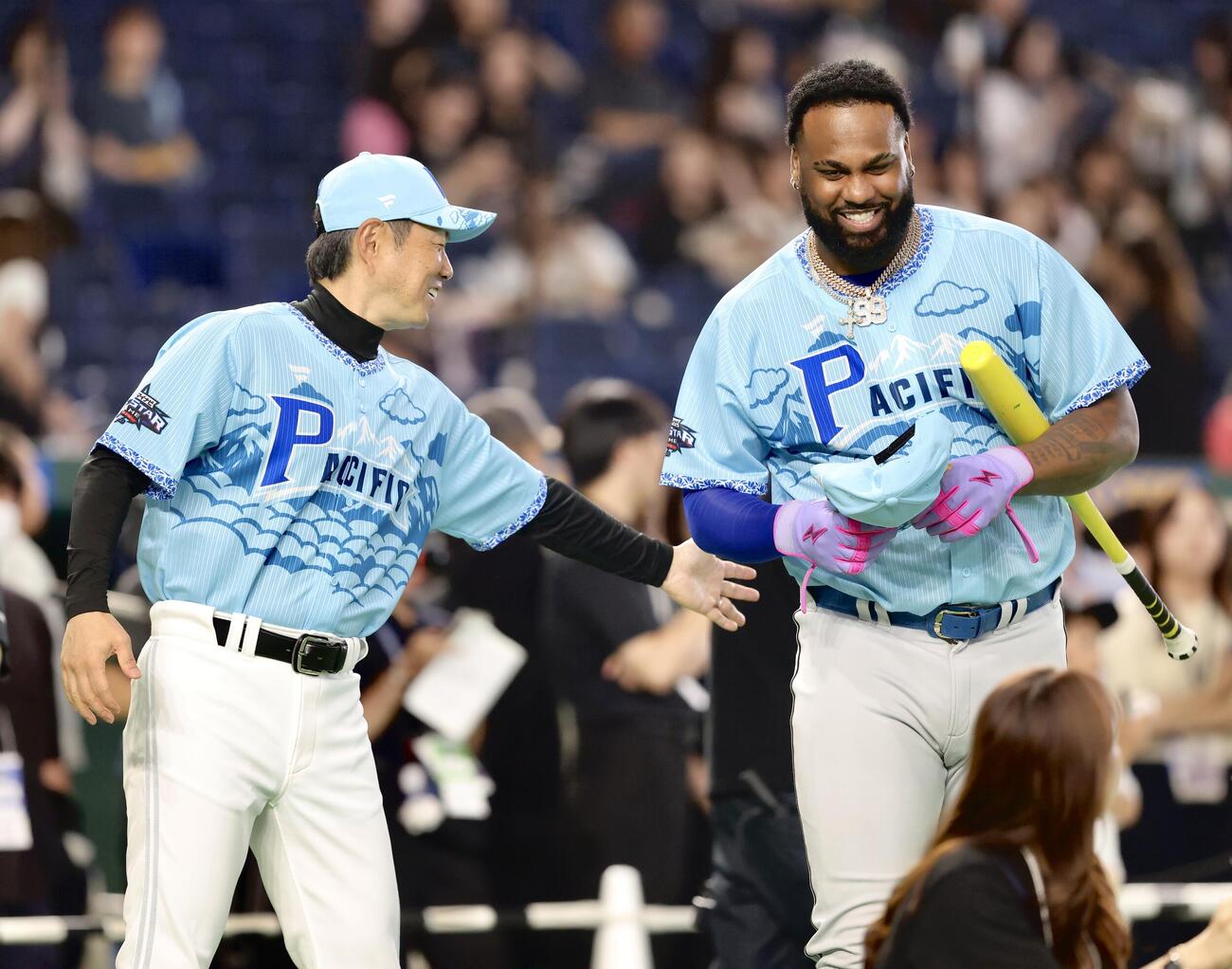 全セ対全パ　試合前、言葉を交わすソフトバンク小久保裕紀監督（左）と日本ハムレイエス（撮影・河田真司）
