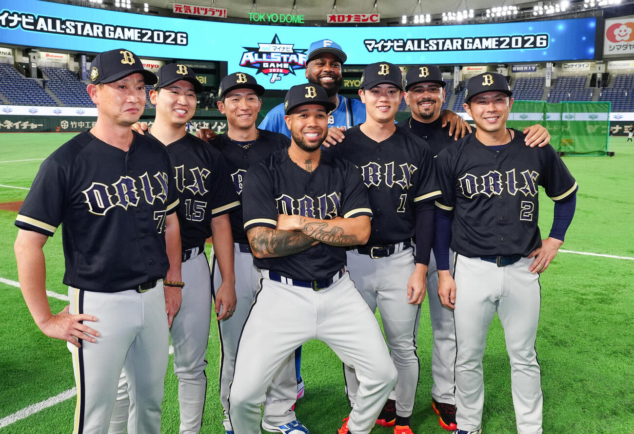 全セ対全パ　オリックスの集合写真になぜか納まる日本ハムのフランミル・レイエス（中央上）（撮影・鈴木みどり）