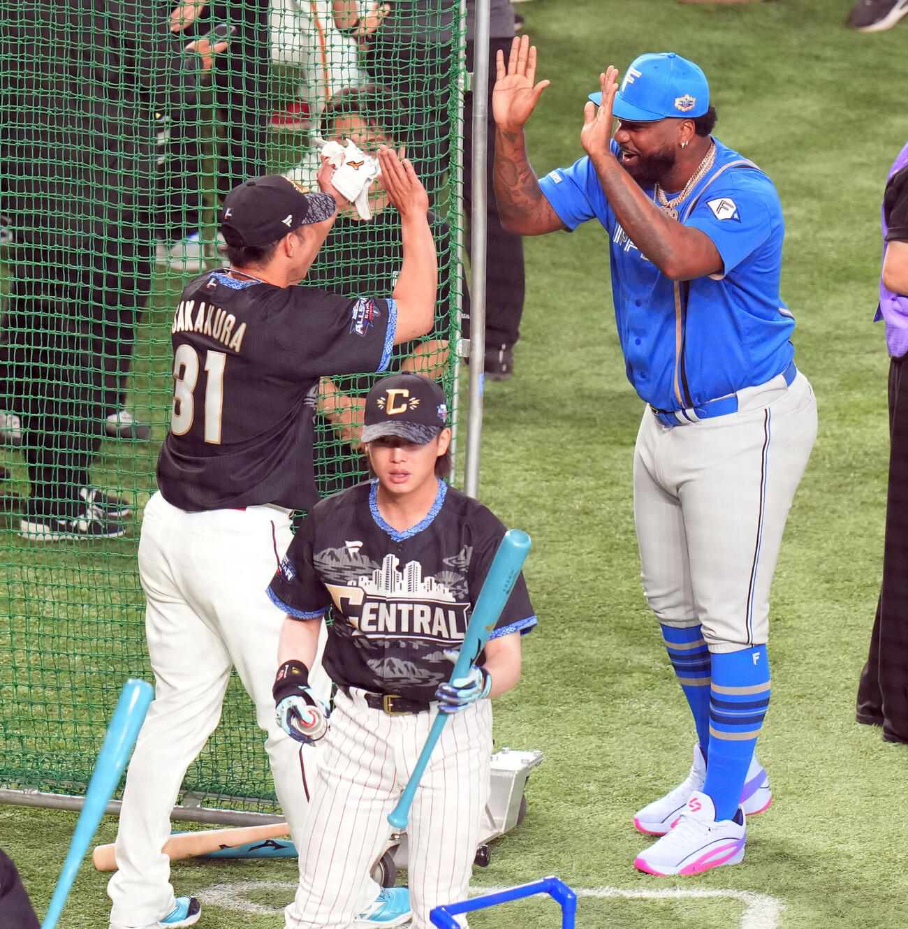 マイナビオールスター20226　第1戦　広島坂倉将吾（左）とハイタッチをする日本ハムのフランミル・レイエス（撮影・たえ見朱実）