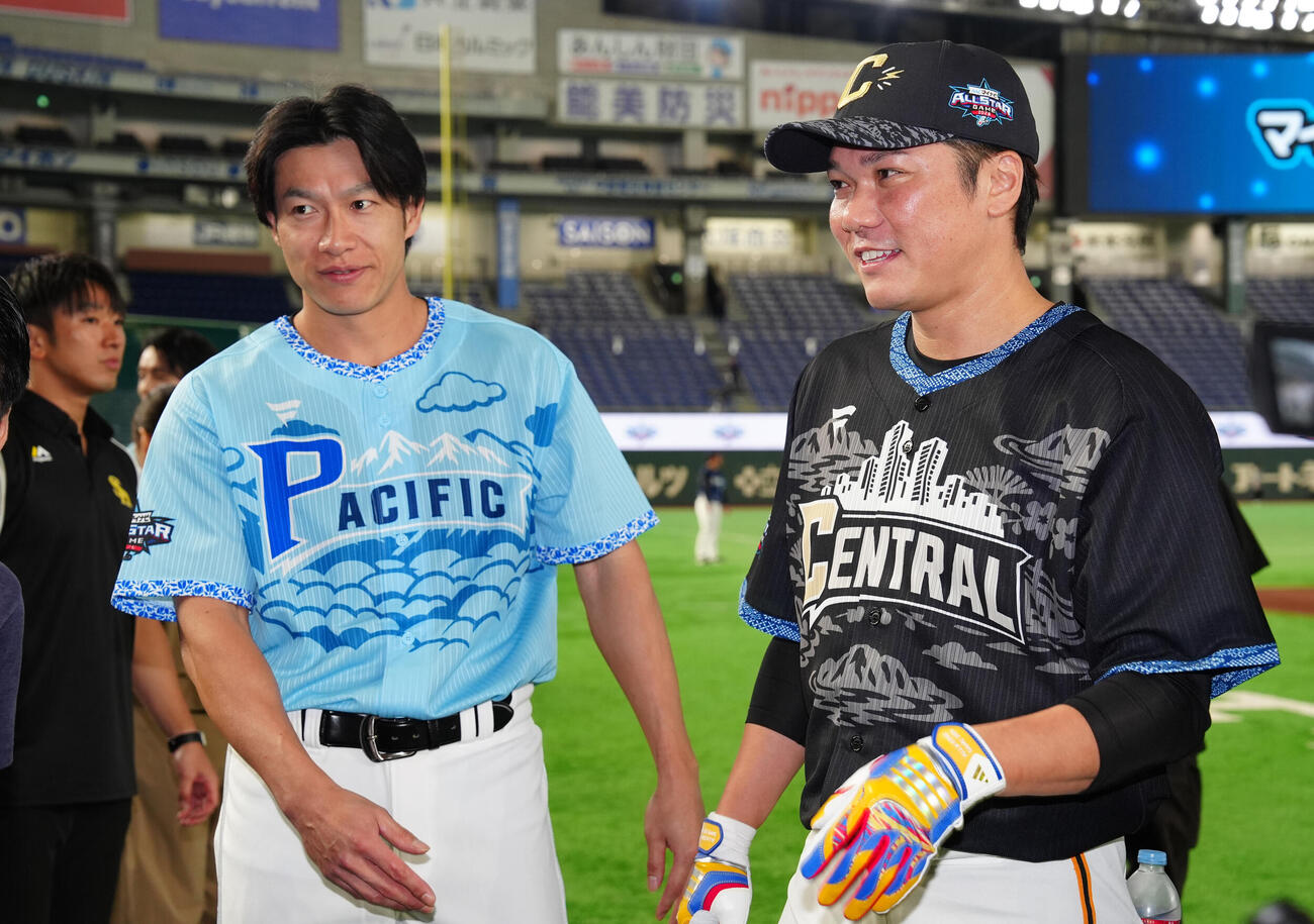 全セ対全パ　インタビューを受ける巨人坂本勇人（右）とソフトバンク柳田悠岐（撮影・鈴木みどり）