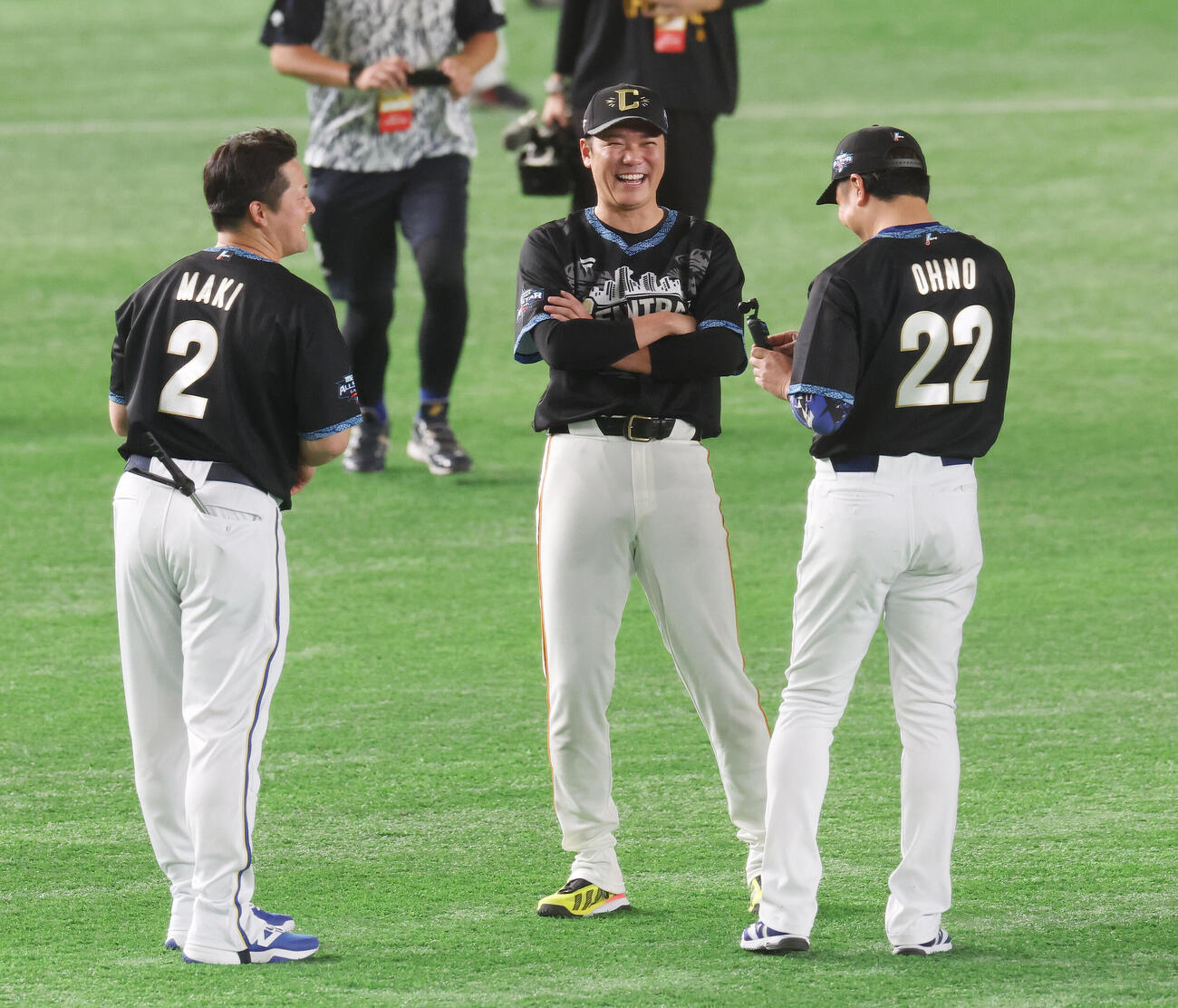 全セ対全パ　試合前、談笑する、DeNA牧秀悟（左）、巨人坂本勇人（中央）、中日大野雄大（撮影・宮地輝）