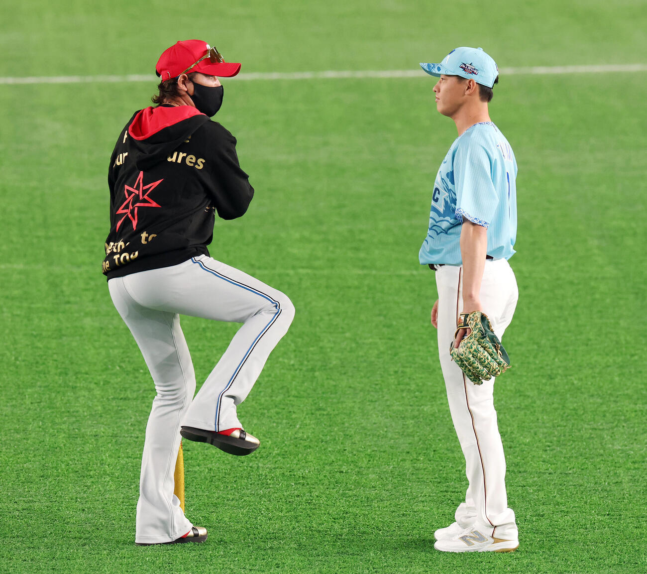 全セ対全パ　試合前、言葉を交わす日本ハム新庄剛志監督（左）と楽天辰己涼介（撮影・宮地輝）