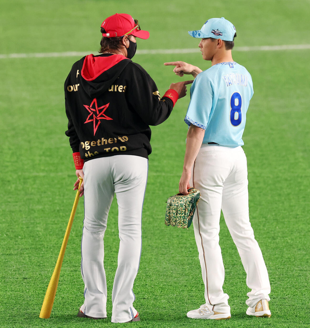 全セ対全パ　試合前、言葉を交わす日本ハム新庄剛志監督（左）と楽天辰己涼介（撮影・宮地輝）