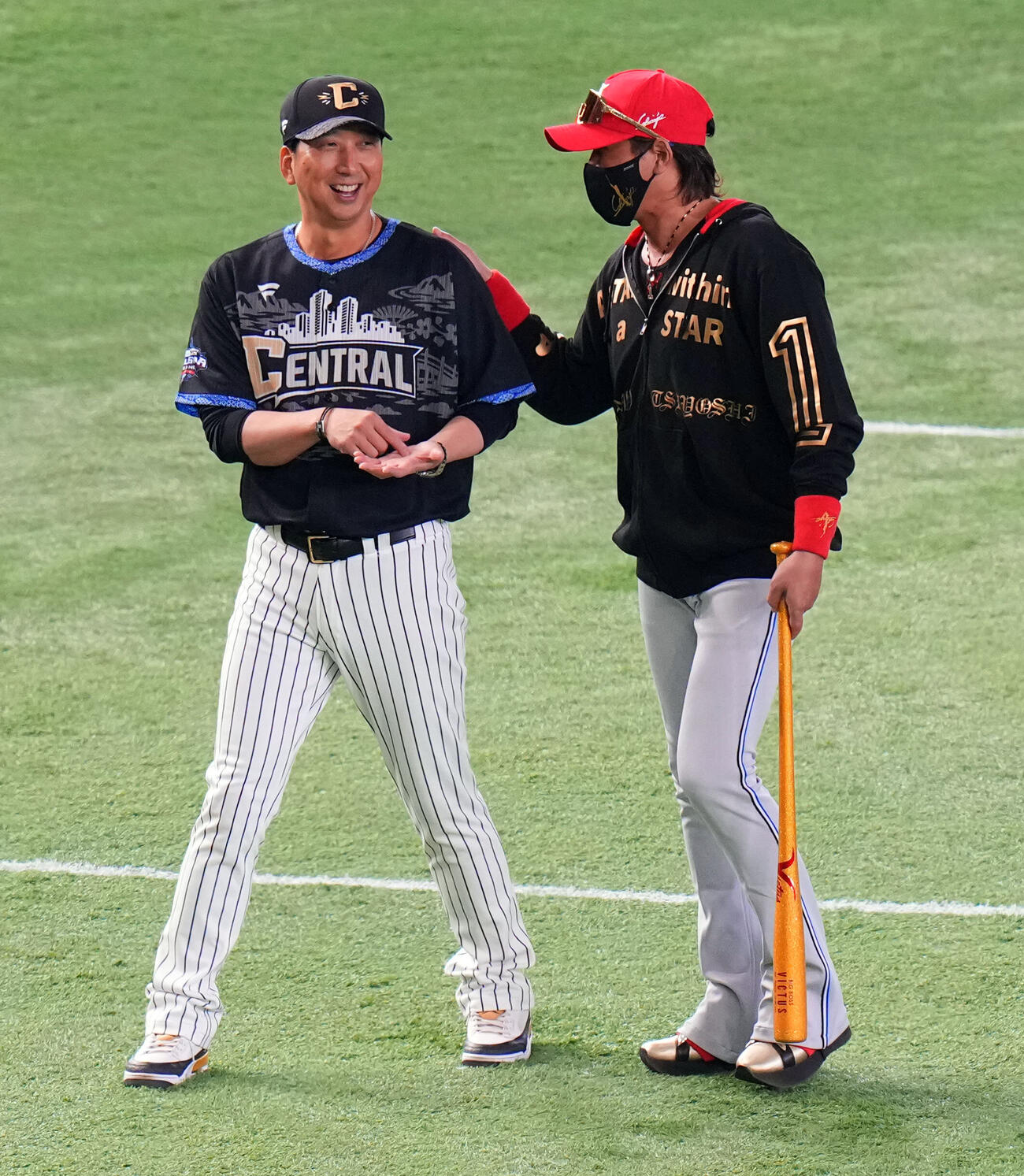マイナビオールスター20226　第1戦　試合前、日本ハム新庄剛志監督（右）と談笑する阪神藤川球児監督（撮影・たえ見朱実）