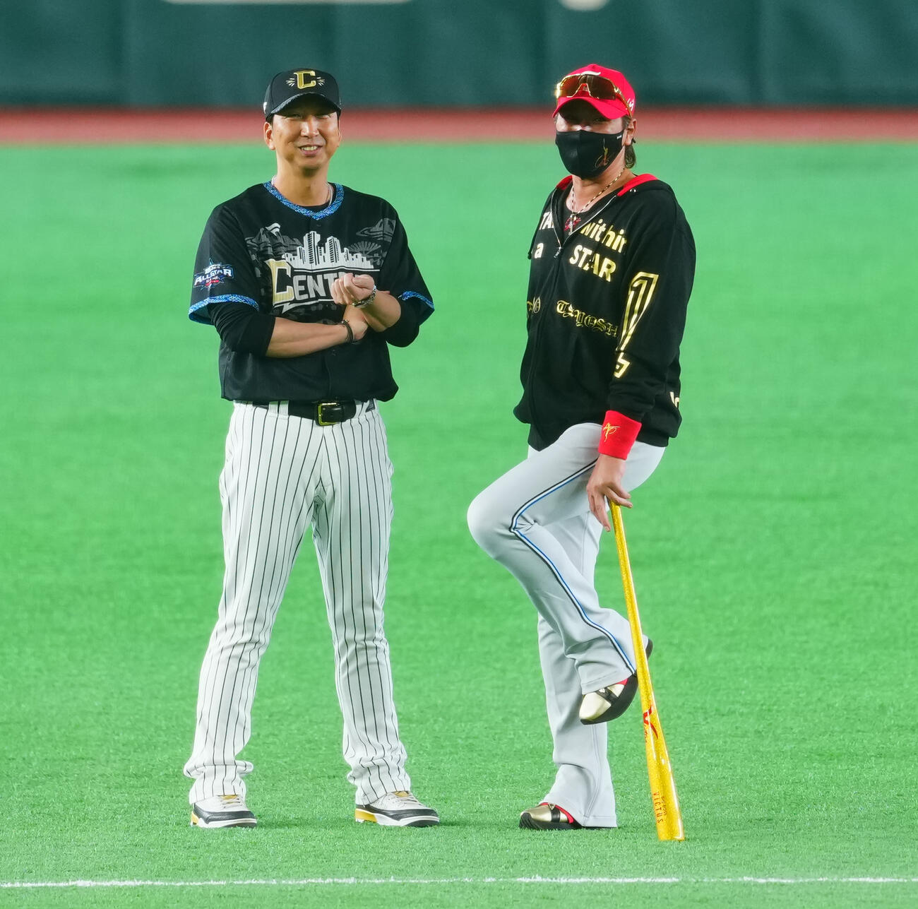 全セ対全パ　試合前、談笑する全セ藤川球児監督（左）と全セ新庄剛志コーチ（撮影・垰建太）