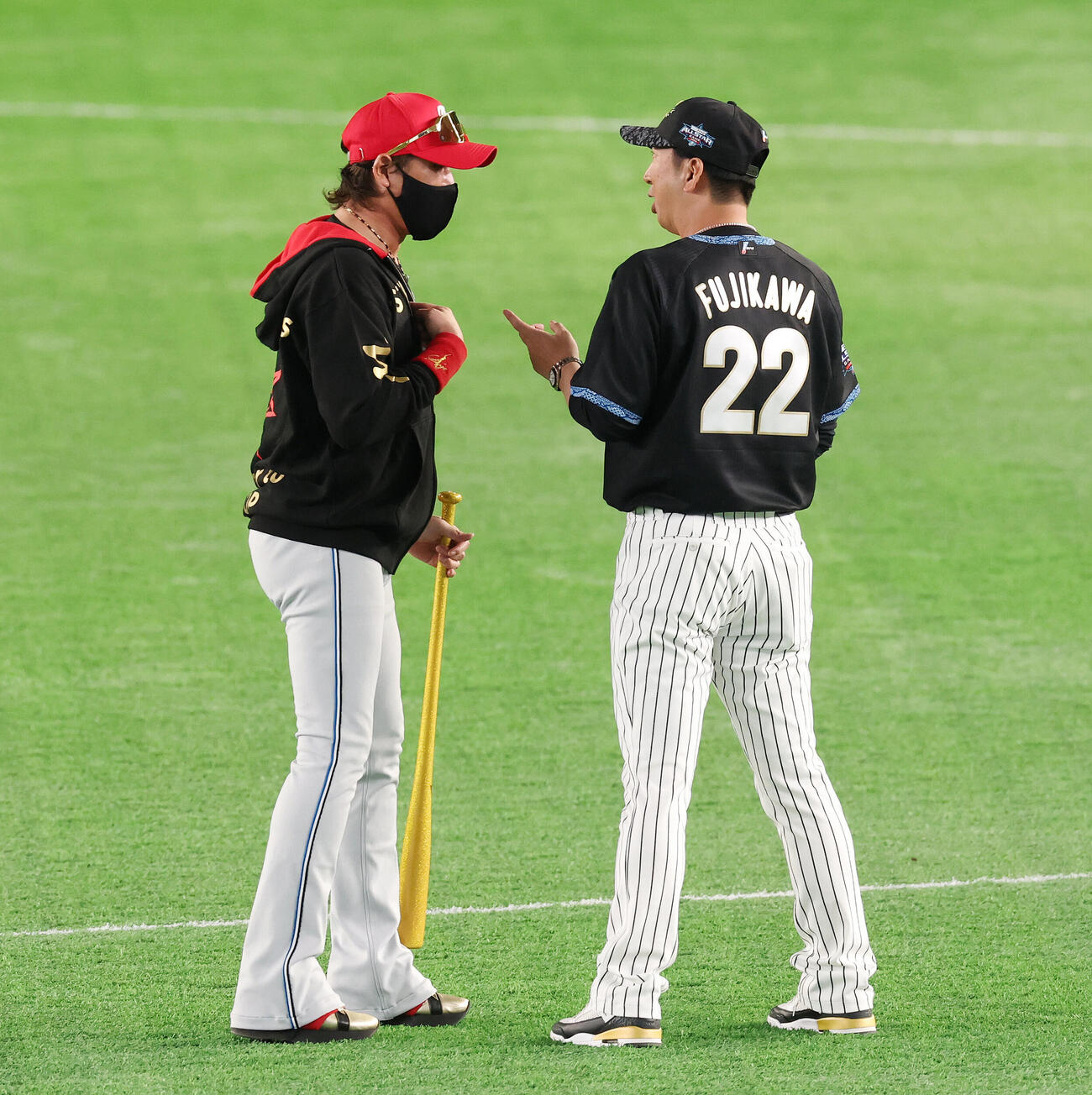 全セ対全パ　試合前、言葉を交わす日本ハム新庄剛志監督（左）と阪神藤川球児監督（撮影・宮地輝）