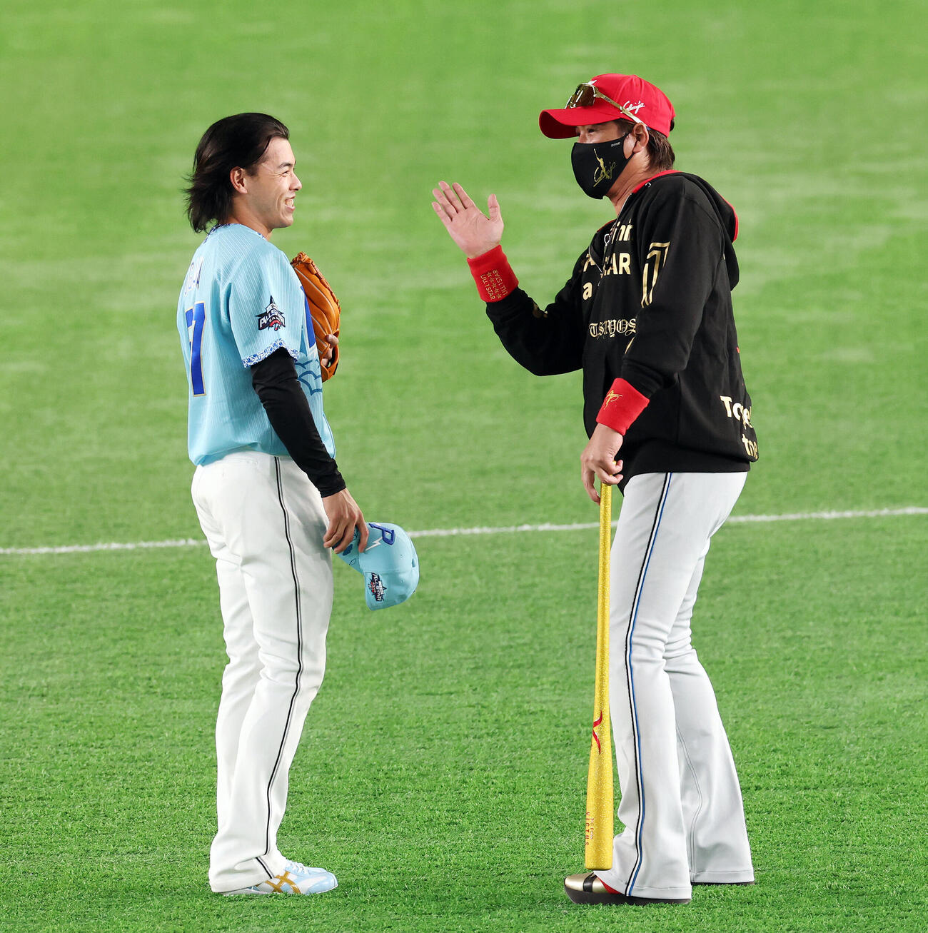 全セ対全パ　試合前、笑顔で言葉を交わすロッテ小川龍成（左）と日本ハム新庄剛志監督（撮影・宮地輝）