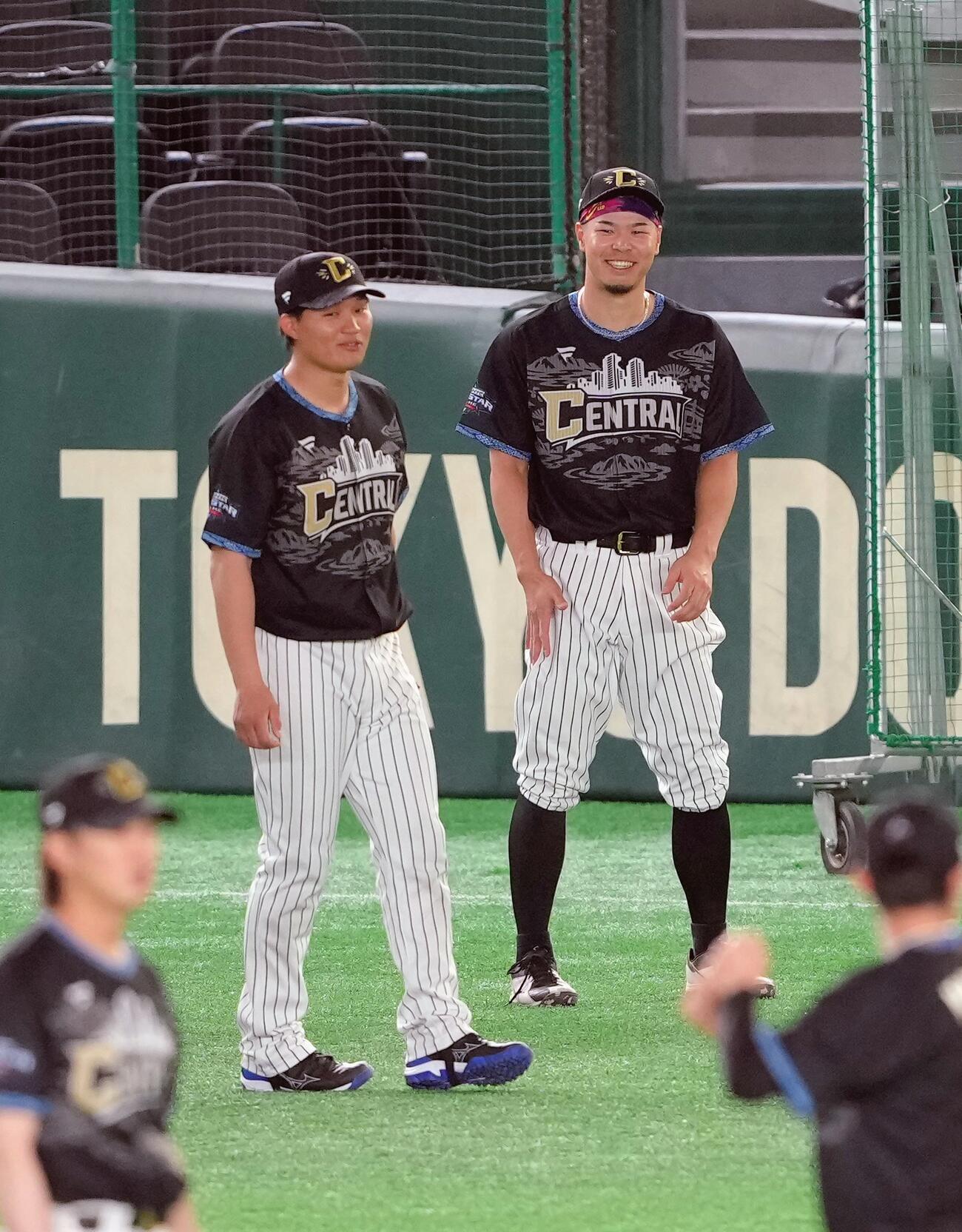 マイナビオールスターゲーム2026　第1戦　全セ対全パ　試合前、談笑する阪神の森下翔太（左）と佐藤輝明（撮影・足立雅史）