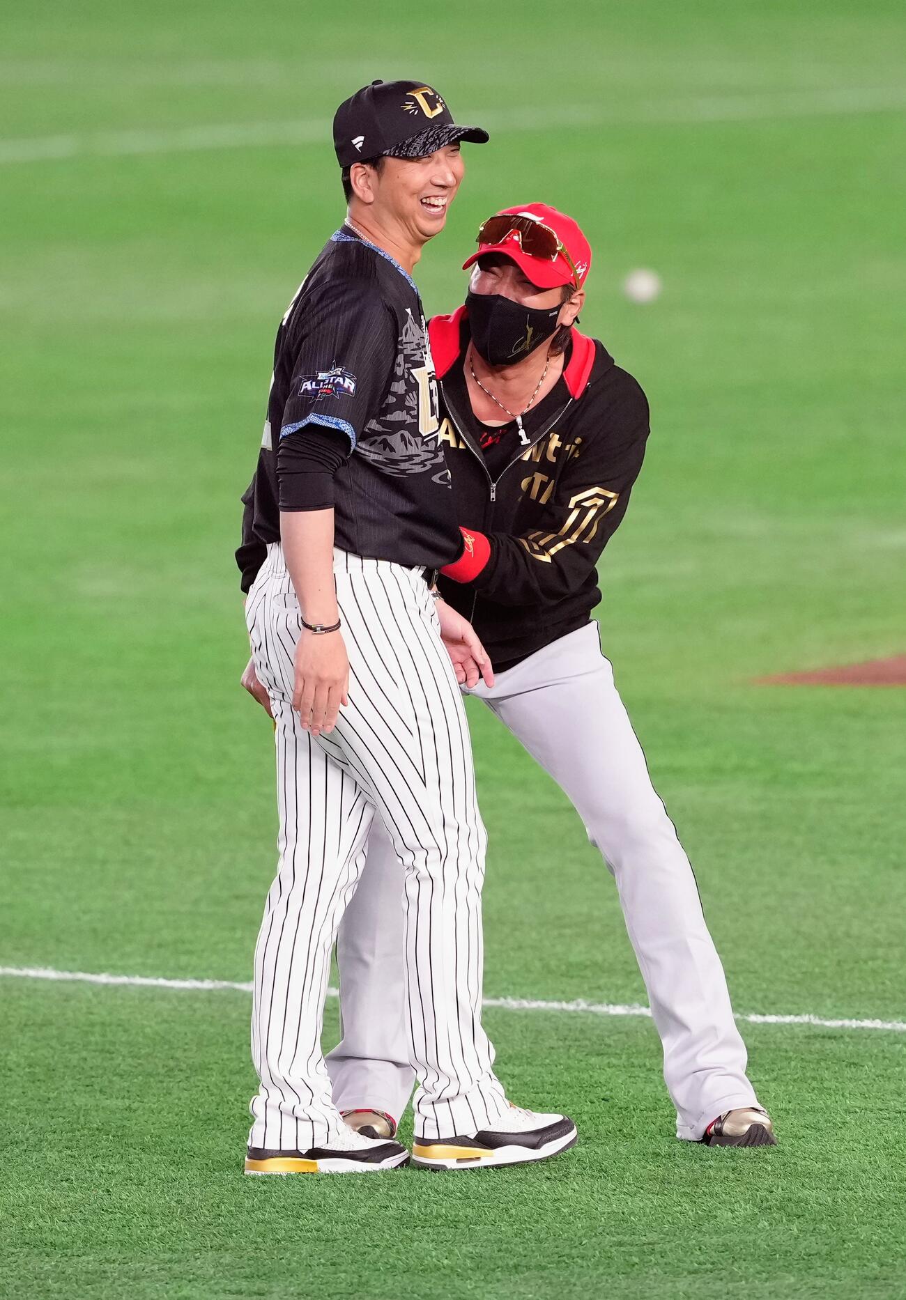 マイナビオールスターゲーム2026　第1戦　全セ対全パ　試合前、談笑する阪神藤川球児監督（左）と日本ハム新庄剛志監督（撮影・足立雅史）