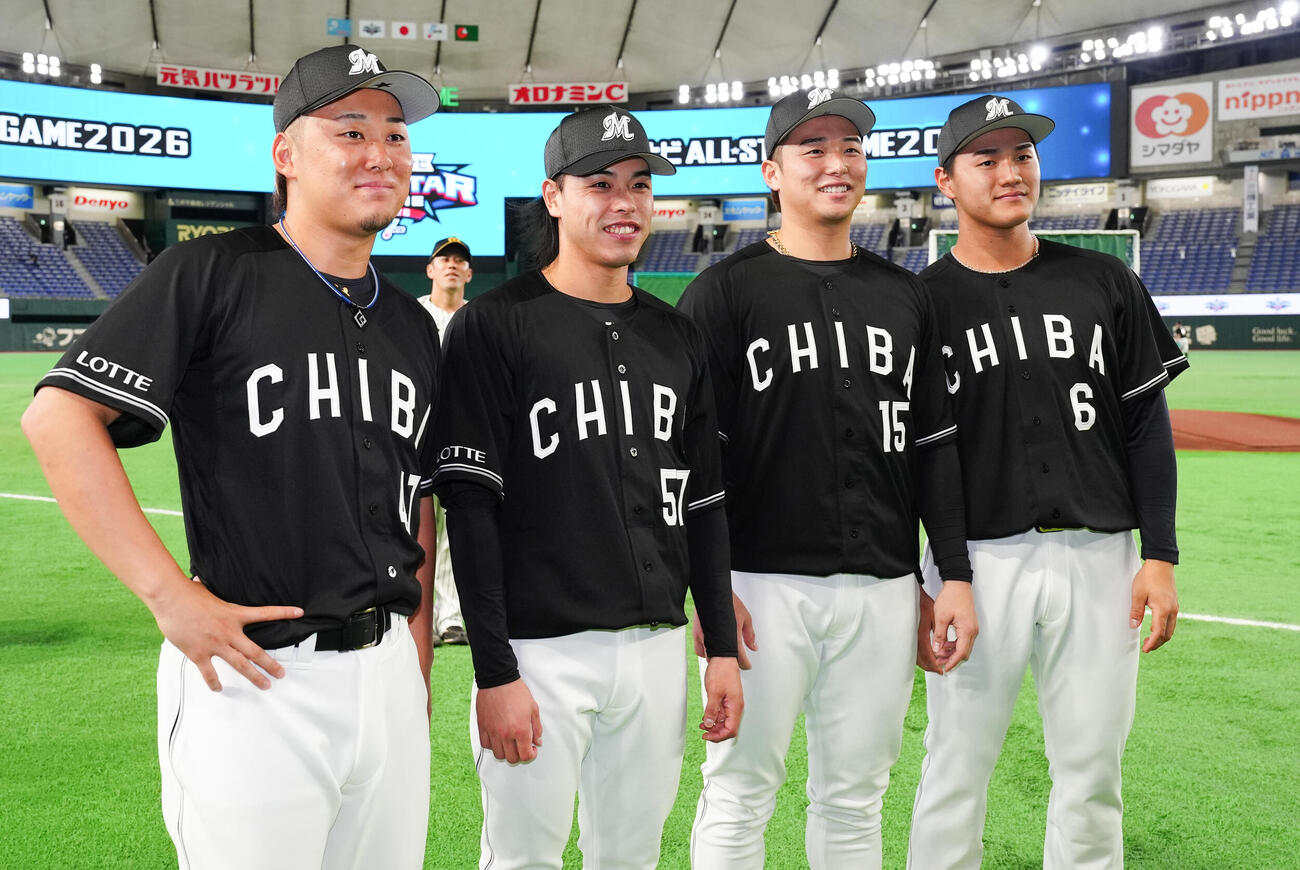 全セ対全パ　集合写真に納まるロッテの、左から鈴木昭汰、小川龍成、横山陸人、西川史礁（撮影・鈴木みどり）