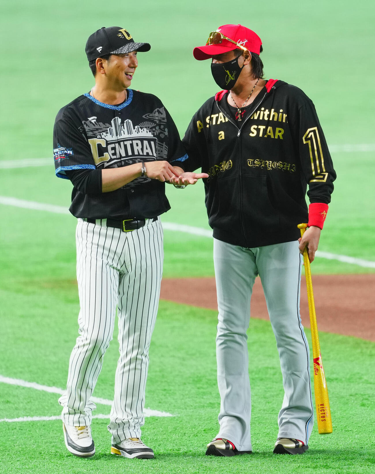 全セ対全パ　試合前、談笑する全セ藤川球児監督（左）と全セ新庄剛志コーチ（撮影・垰建太）