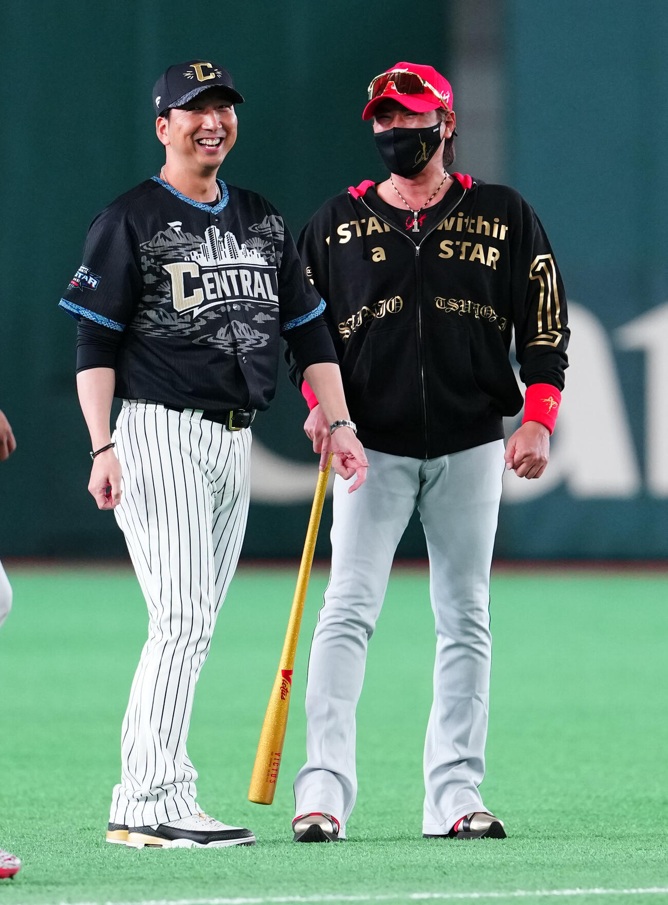 全セ対全パ　談笑する日本ハム新庄剛志監督（右）と阪神藤川球児監督（撮影・鈴木みどり）