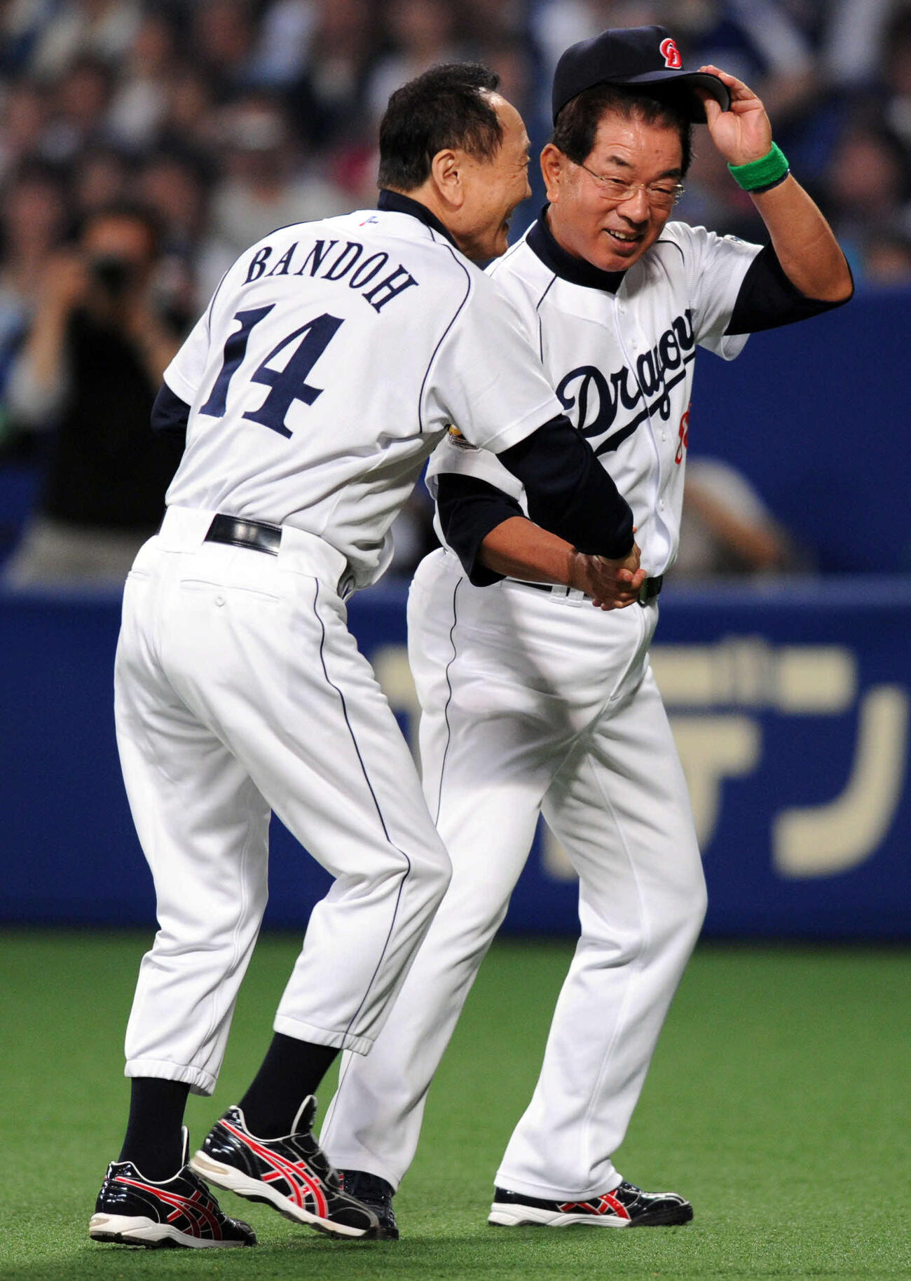 2012年5月　中日対西武　始球式を終え握手を交わす高木守道さんと板東英二さん