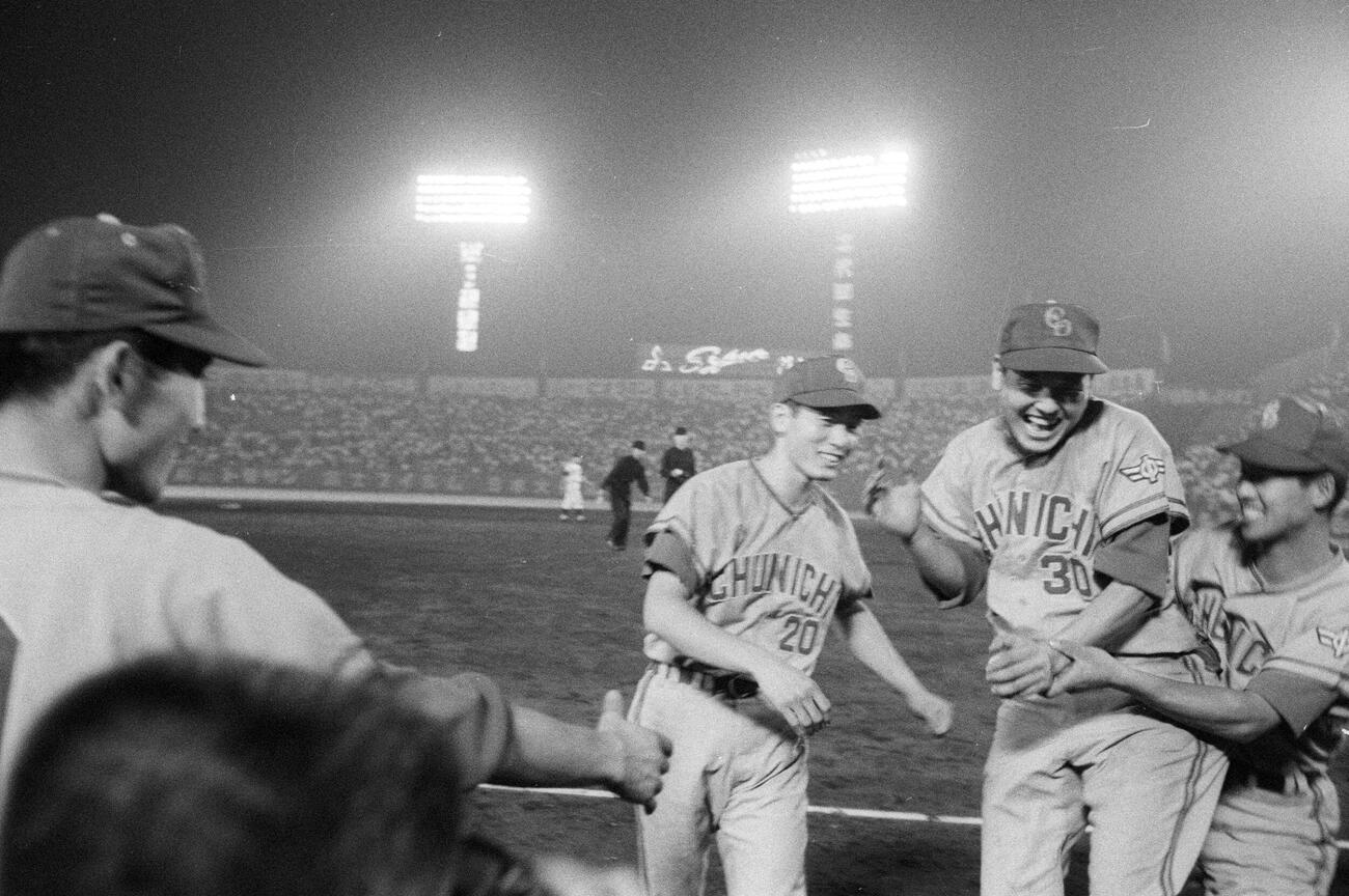 1963年4月、巨人に勝利し、権藤博さんに迎えられる中日板東英二さん