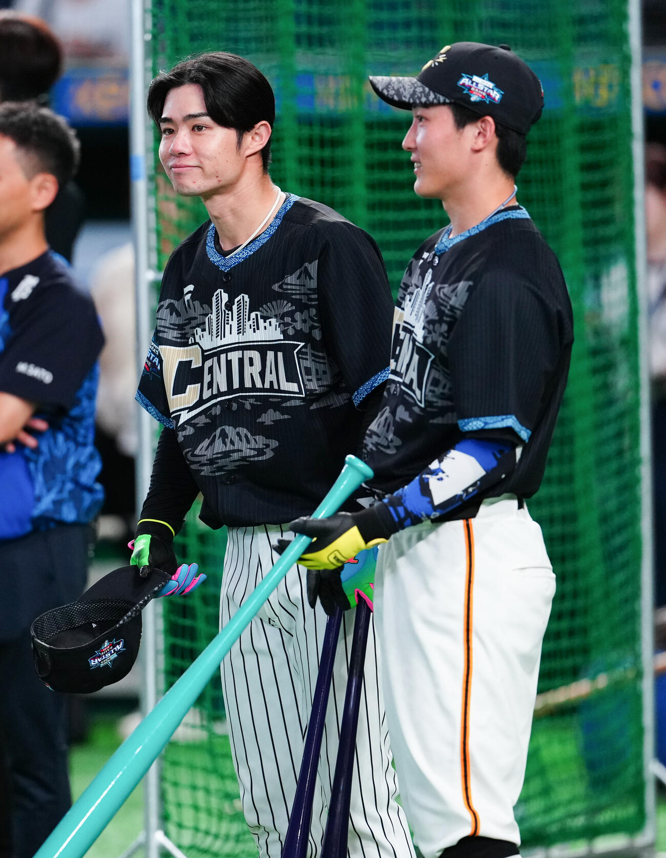 全セ対全パ　談笑する阪神中野拓夢（左）と巨人浦田俊輔（撮影・鈴木みどり）
