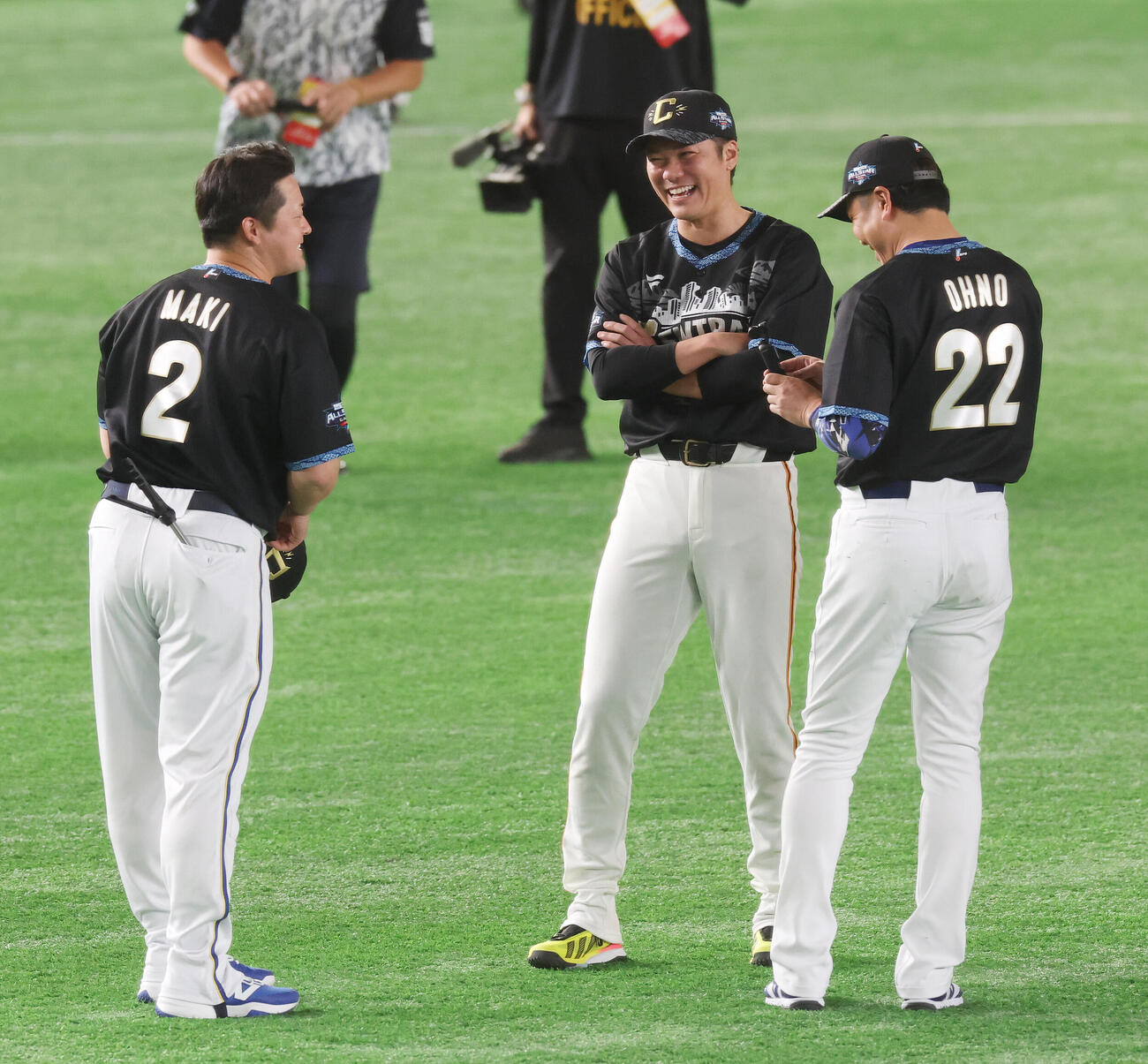 全セ対全パ　試合前、談笑する、DeNA牧秀悟（左）、巨人坂本勇人（中央）、中日大野雄大（撮影・宮地輝）