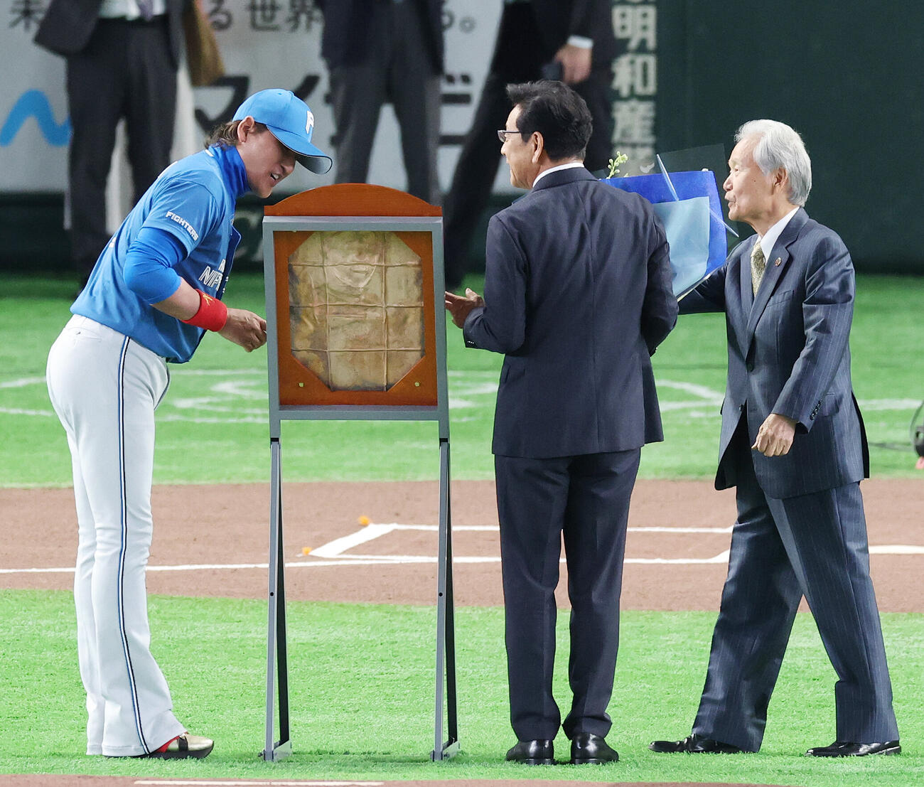 全セ対全パ　野球殿堂入り表彰式でレリーフを見つめる日本ハム新庄剛志監督（左）と栗山英樹氏（撮影・宮地輝）