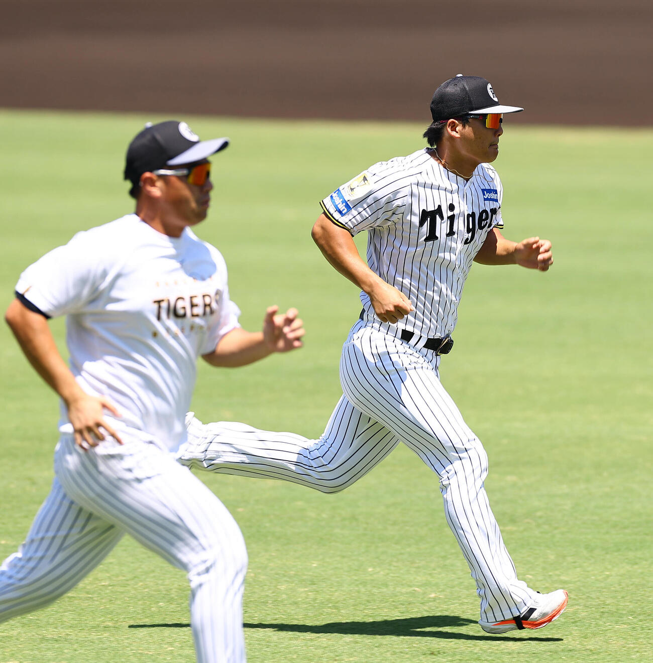 前川右京（右）は外野をダッシュする（撮影・上田博志）