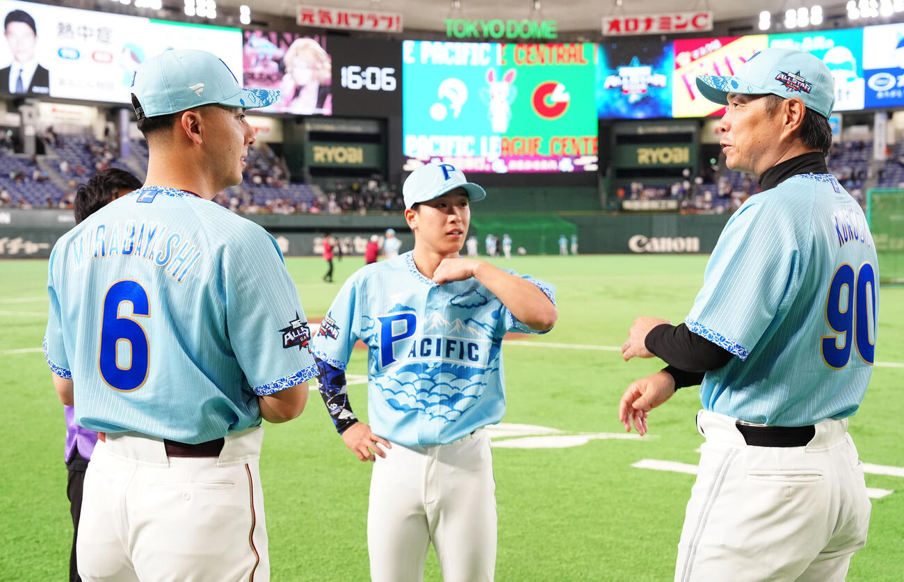 全セ対全パ　楽天村林一輝（左）、西武滝沢夏央（中央）に声をかけるソフトバンク小久保裕紀監督（撮影・鈴木みどり）