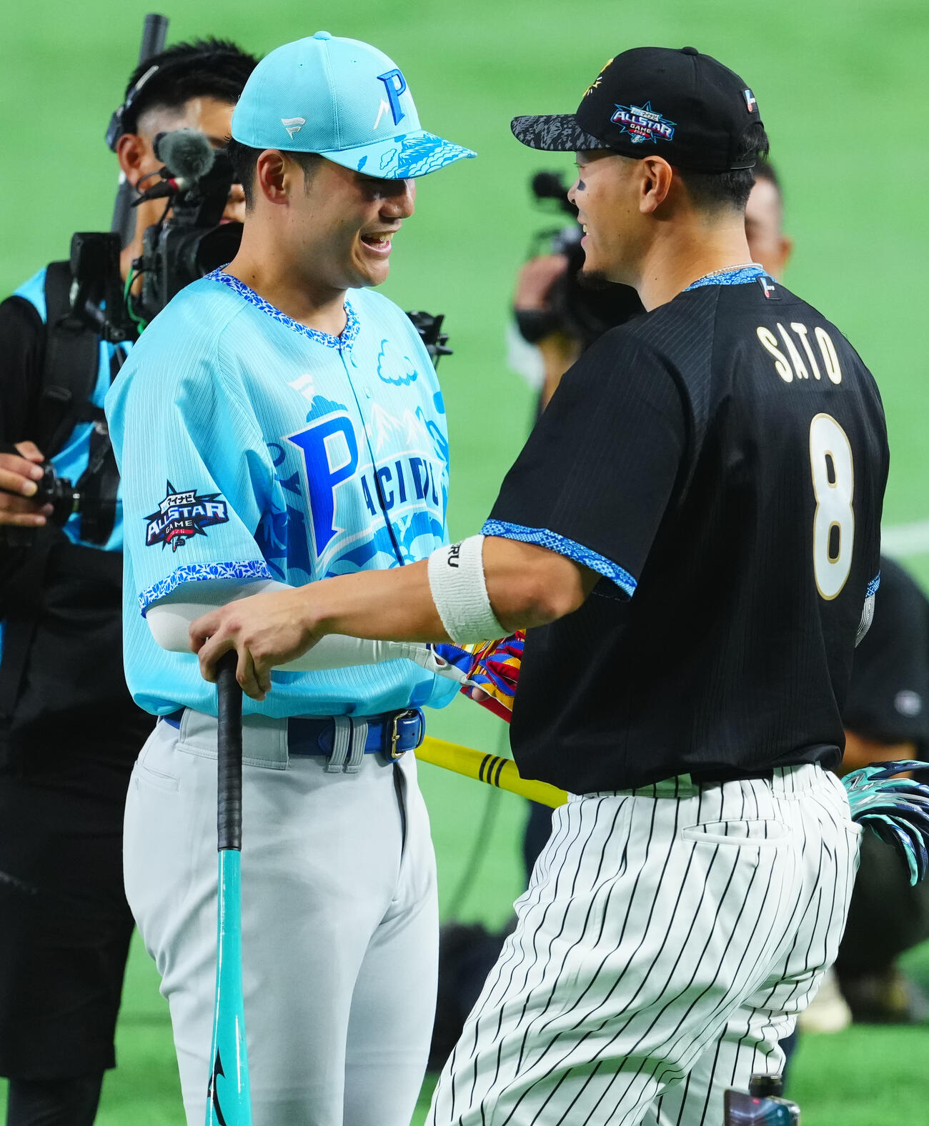 全セ対全パ　ホームランダービー1回戦を終え健闘をたたえ合う日本ハム清宮幸太郎（左）と阪神佐藤輝明は健闘をたたえ合う（撮影・垰建太）