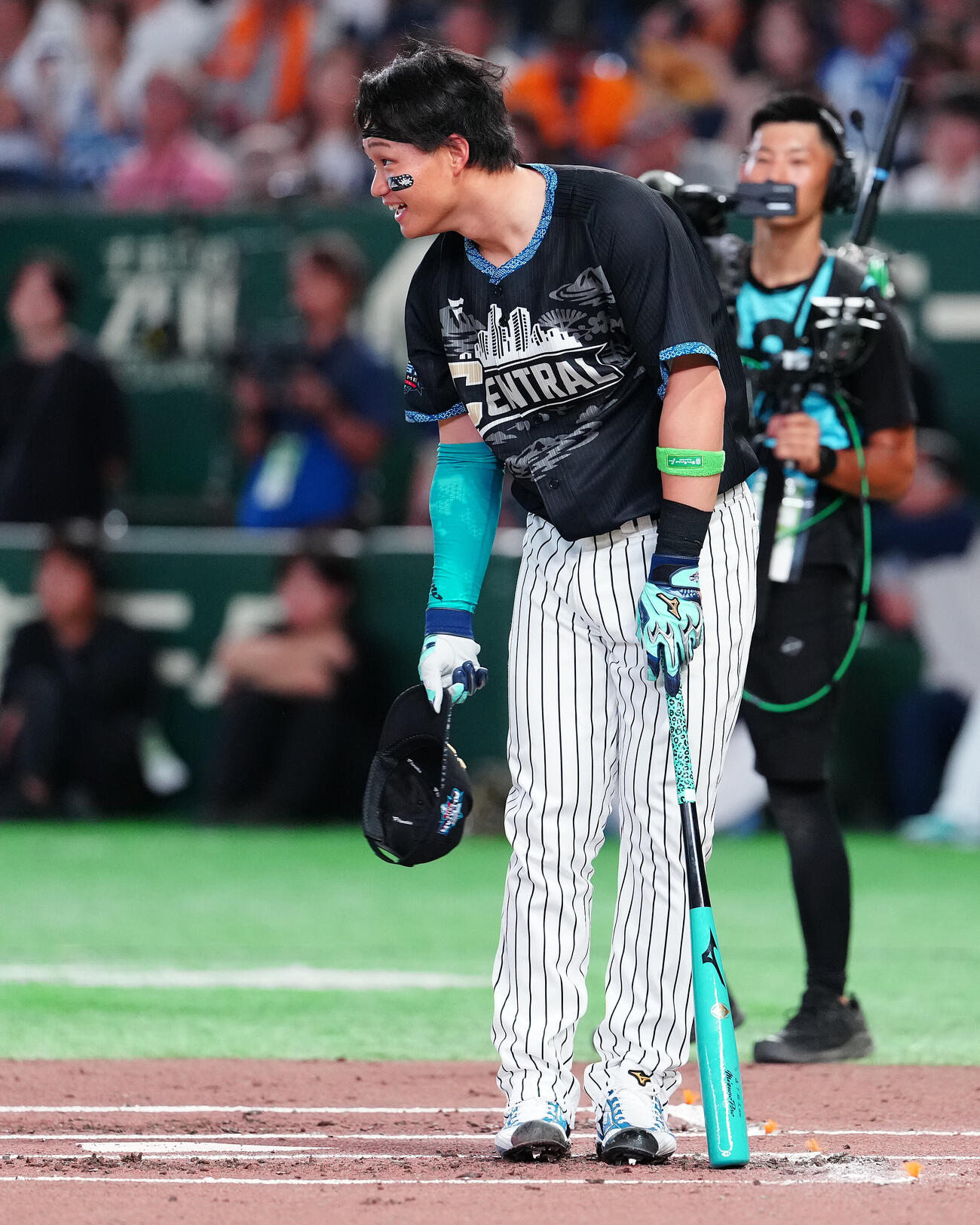 全セ対全パ　ホームランダービー準決勝を終え、一礼する阪神森下翔太（撮影・鈴木みどり）