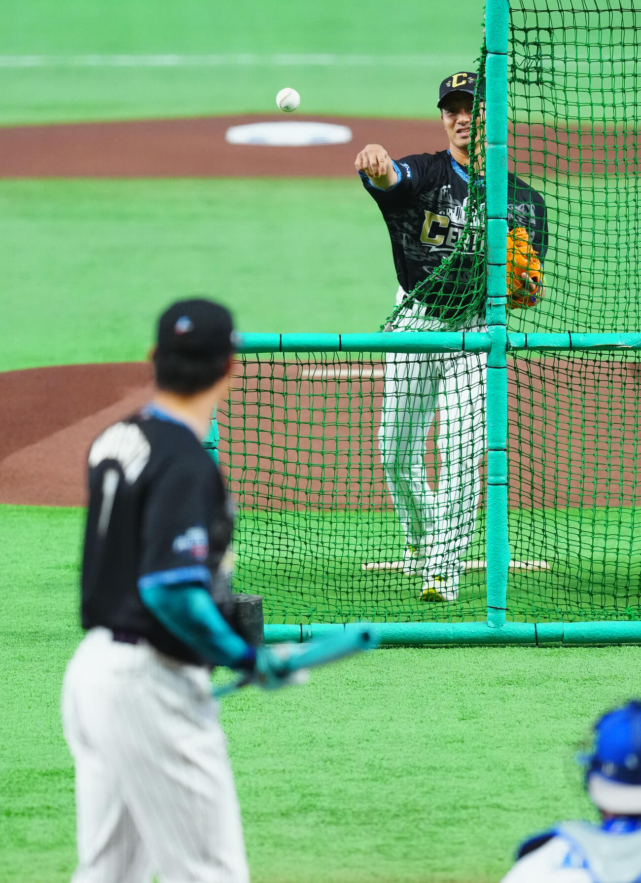 全セ対全パ　ホームランダービーで、阪神森下翔太（手前）の打撃投手を務める坂本誠志郎（撮影・垰建太）